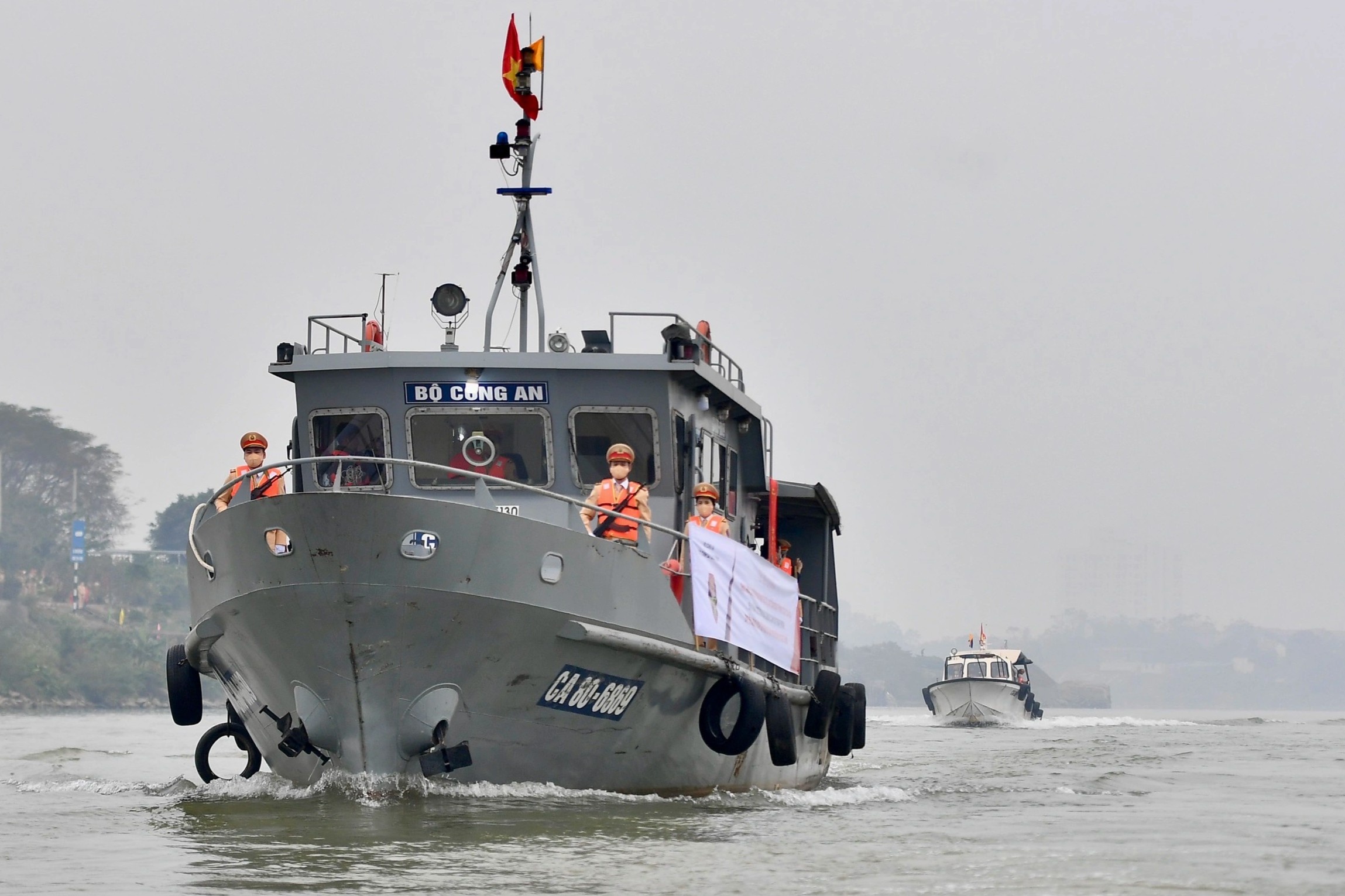 CSGT duong thuy xuat quan tuan tra cao diem dip Tet hinh anh