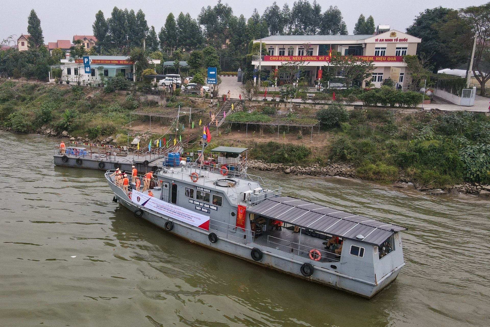 Tau tuan tra CSGT xuat quan anh 8