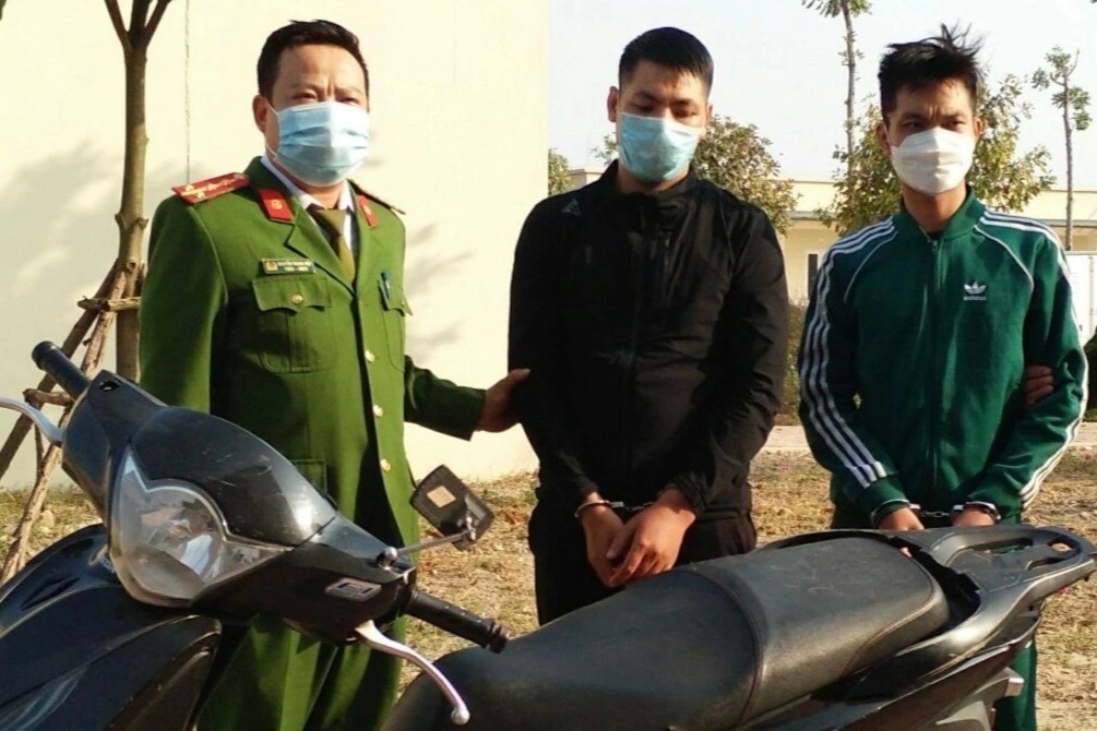 Ke trom xe SH dung dao tan cong canh sat hinh anh