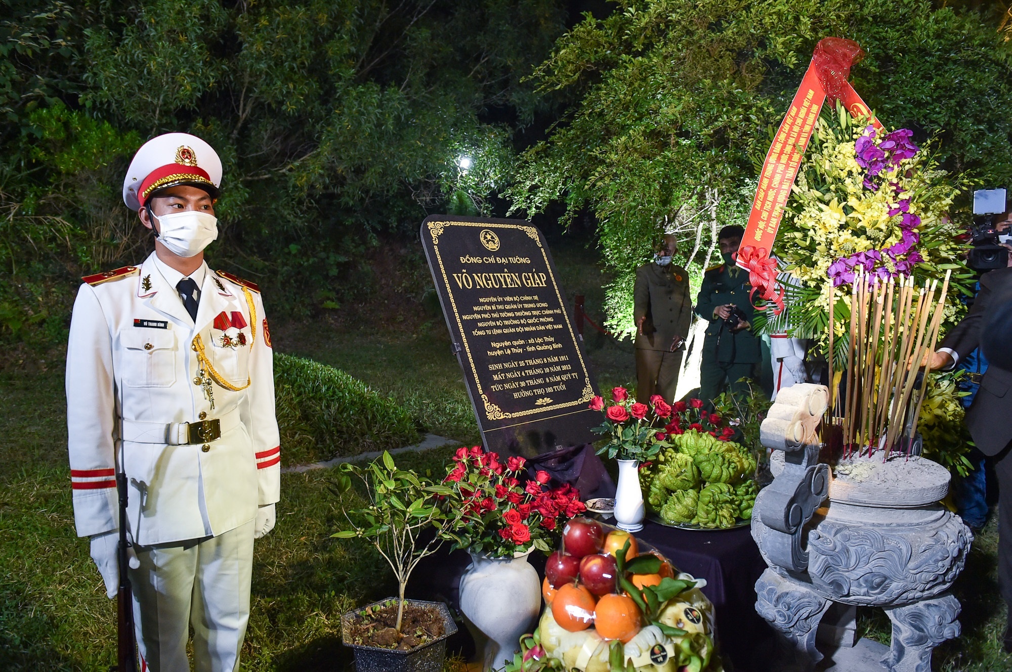 Thu tuong dang huong tuong niem Dai tuong Vo Nguyen Giap hinh anh