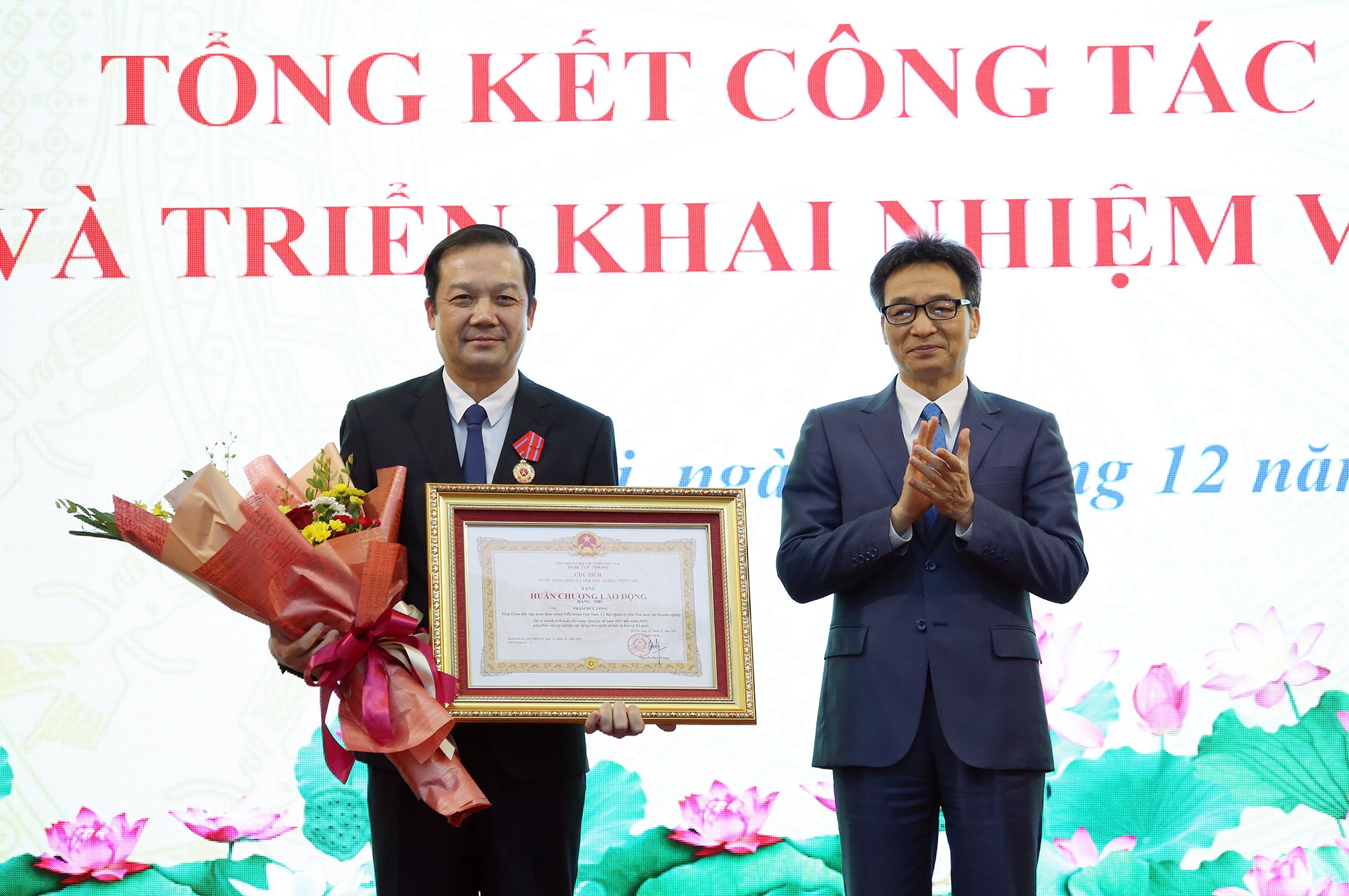 Ong Hoang Vinh Bao nhan Huan chuong Lao dong hang Nhat anh 2