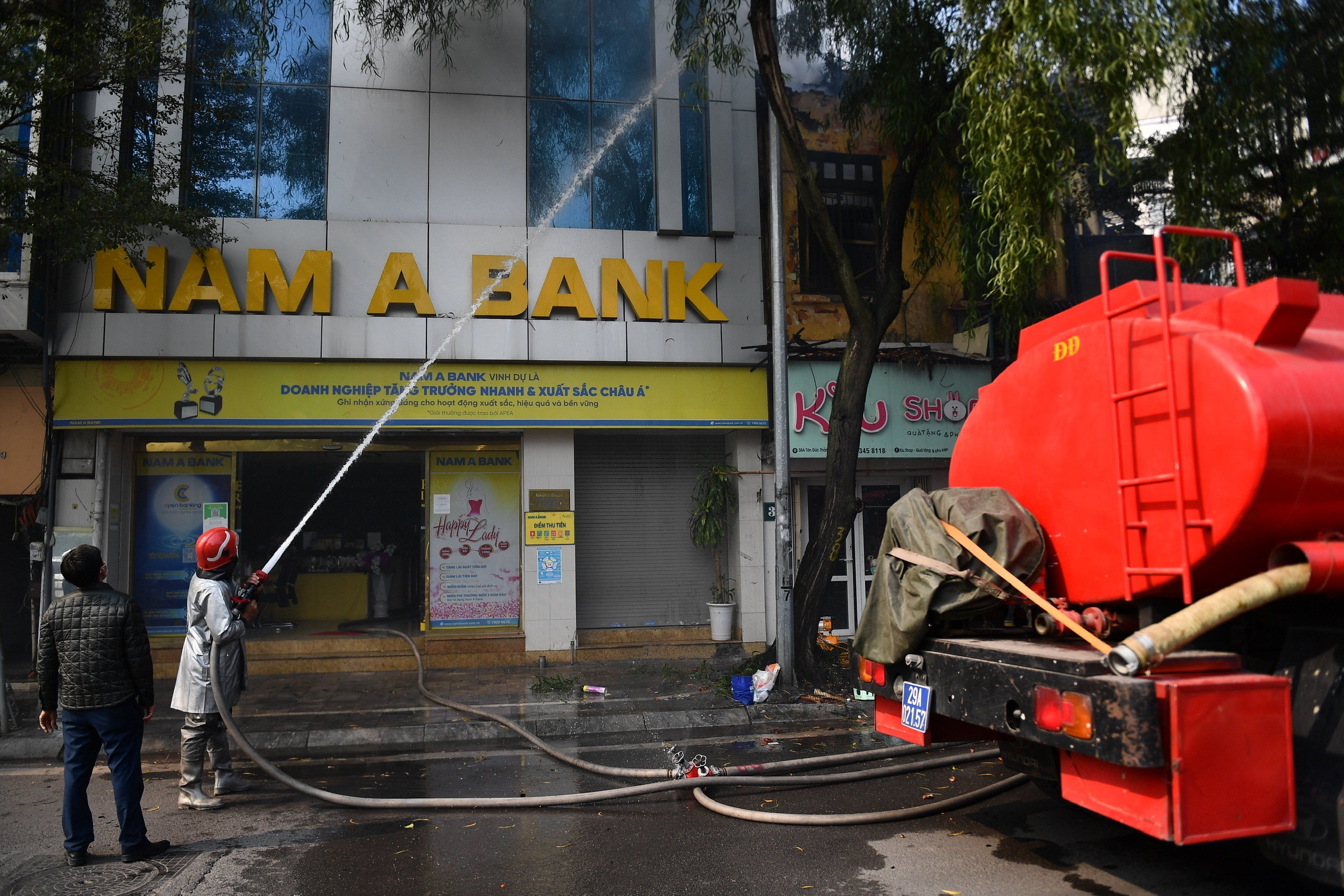 Chay ngan hang Ha Noi anh 2