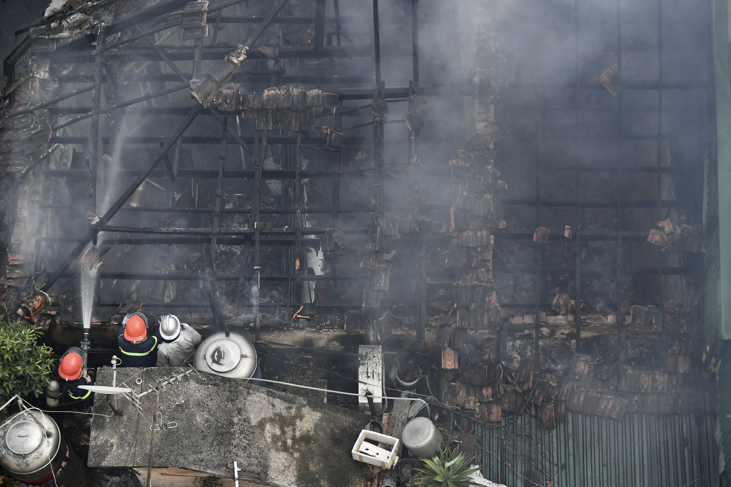 Hien truong vu hoa hoan sat tuyen duong trung tam Ha Noi hinh anh