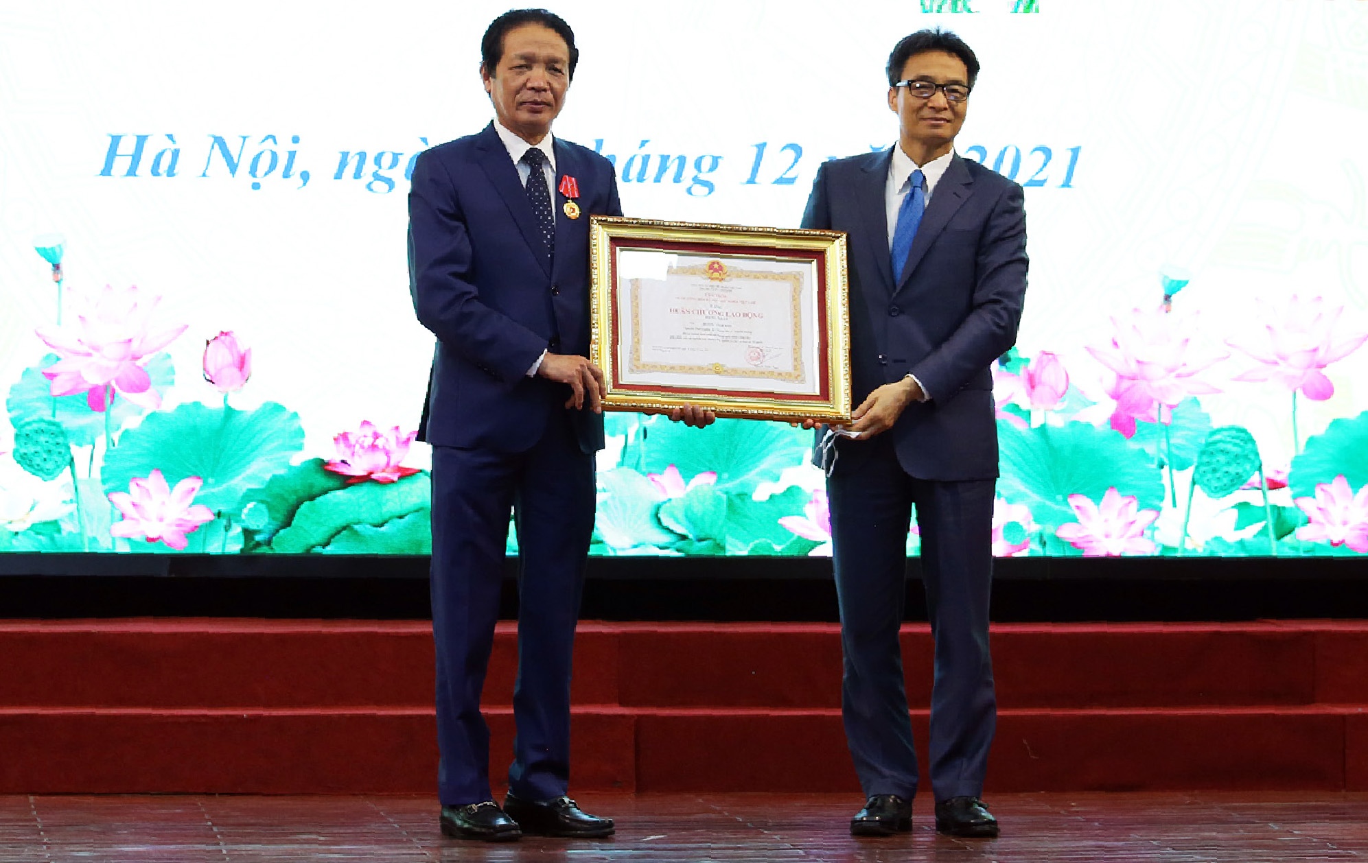 Ong Hoang Vinh Bao nhan Huan chuong Lao dong hang Nhat hinh anh