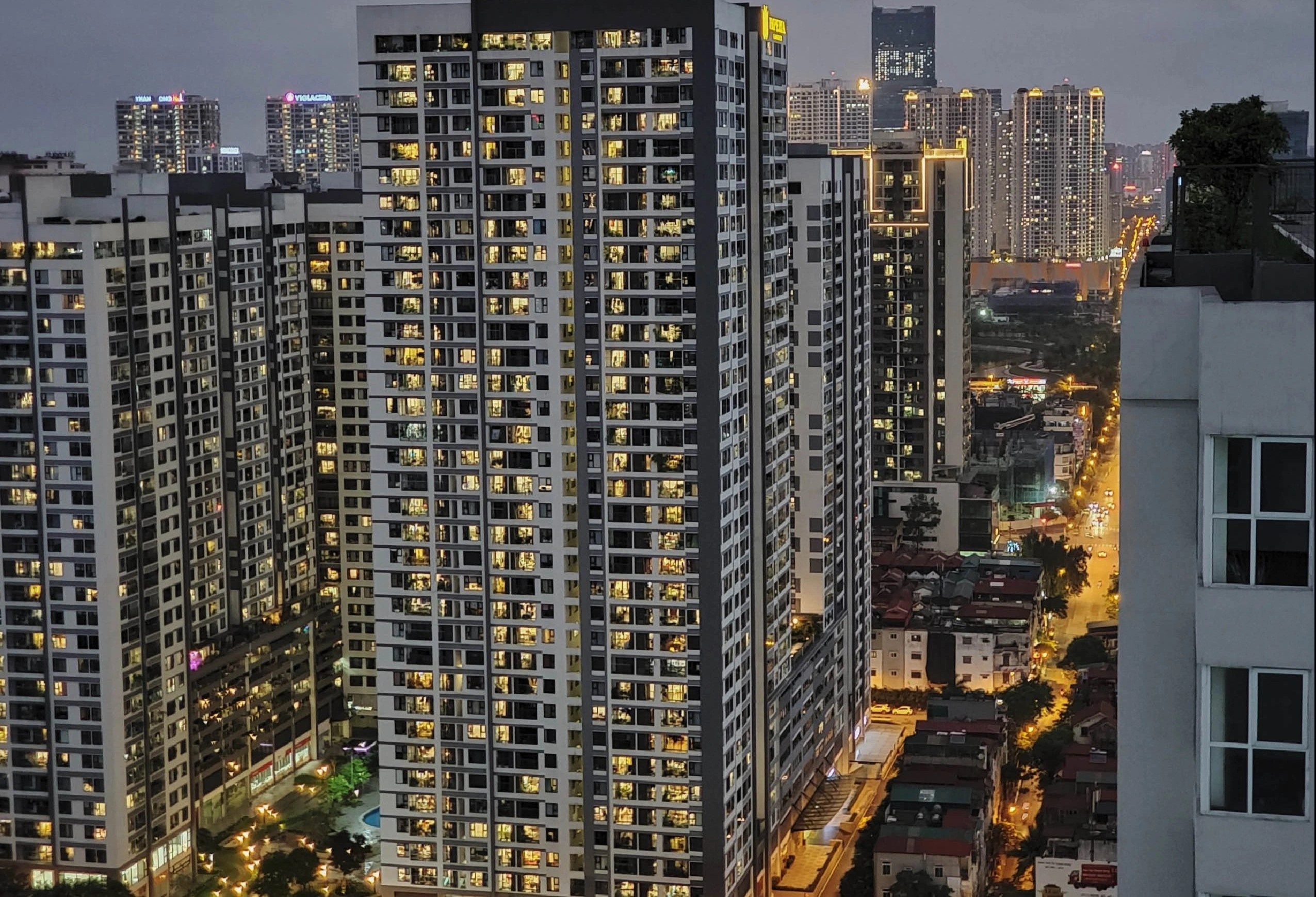 Nha cao tang tai Ha Noi rung lac dem Noel vi dong dat o Lao hinh anh