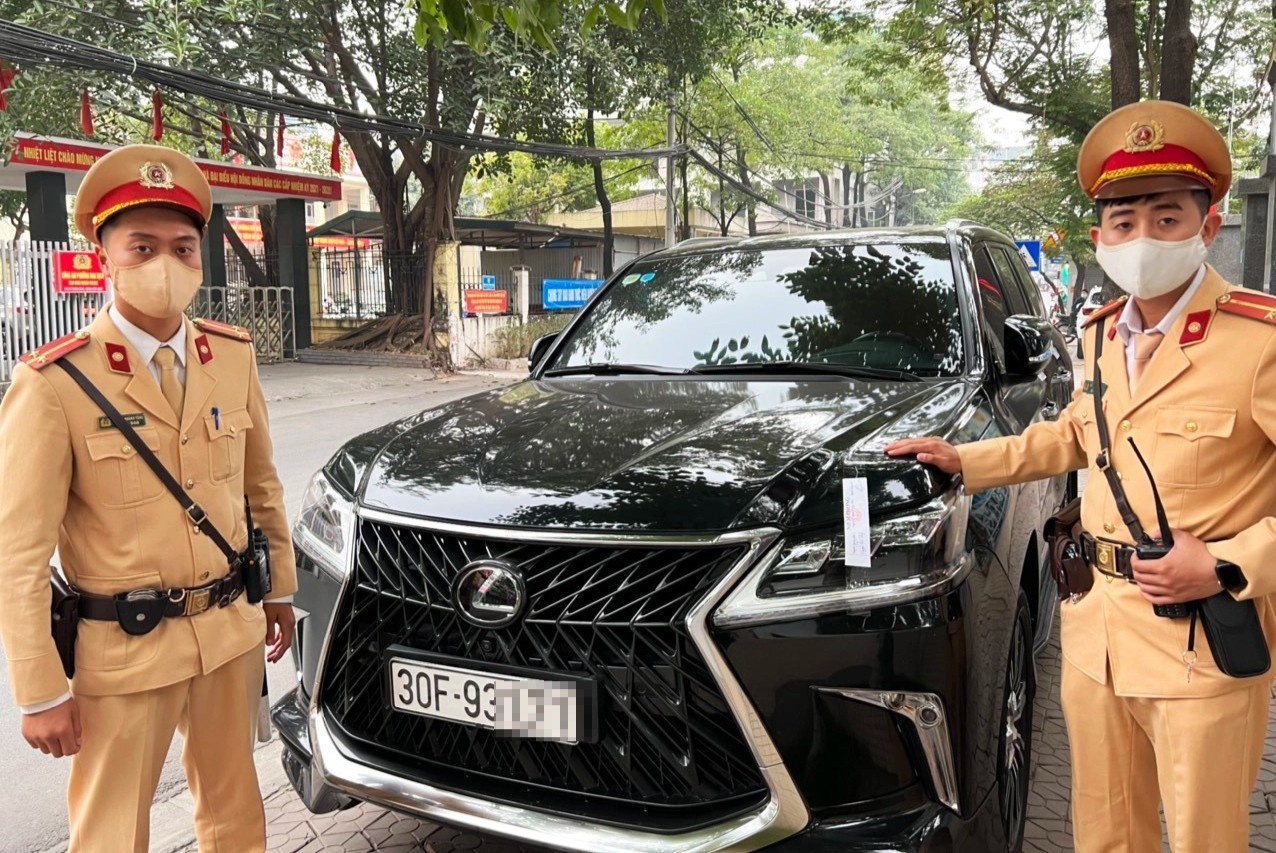 Dieu tra oto Lexus LX570 Super Sport deo bien so cua xe khac hinh anh