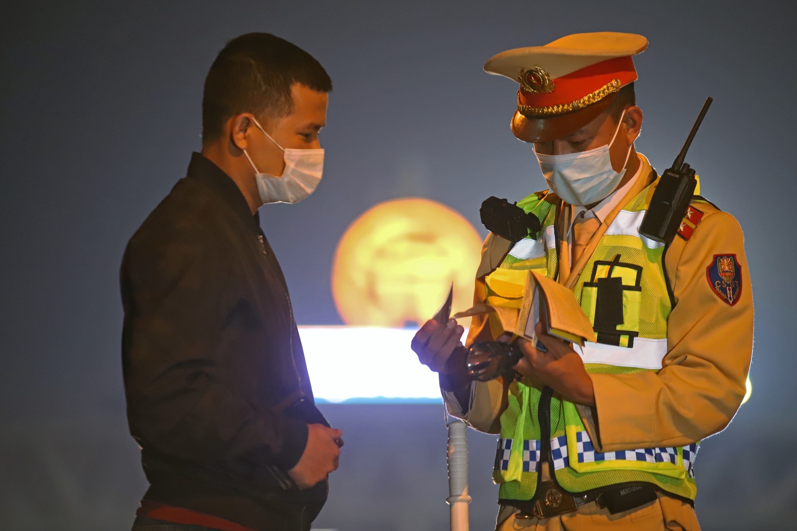 Cho qua tai tren cao toc, tai xe va chu xe bi phat 29 trieu dong hinh anh