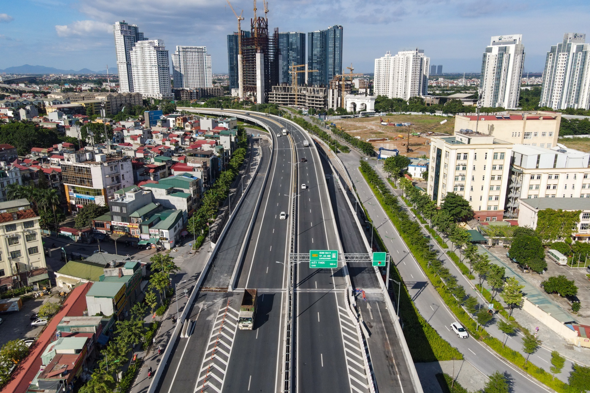 Thong xe 6 loi len xuong Vanh dai 3 tren cao anh 1