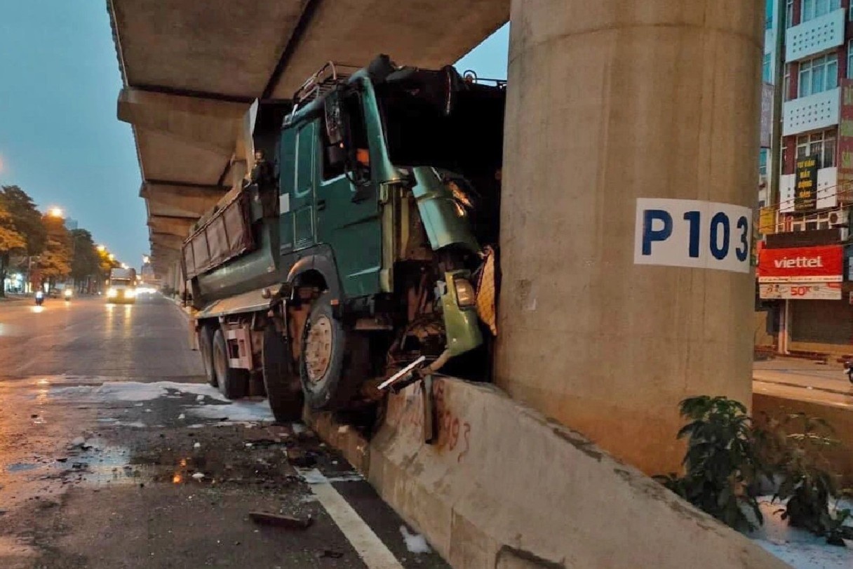 Xe tai boc chay sau khi tong trung tru duong sat tren cao hinh anh