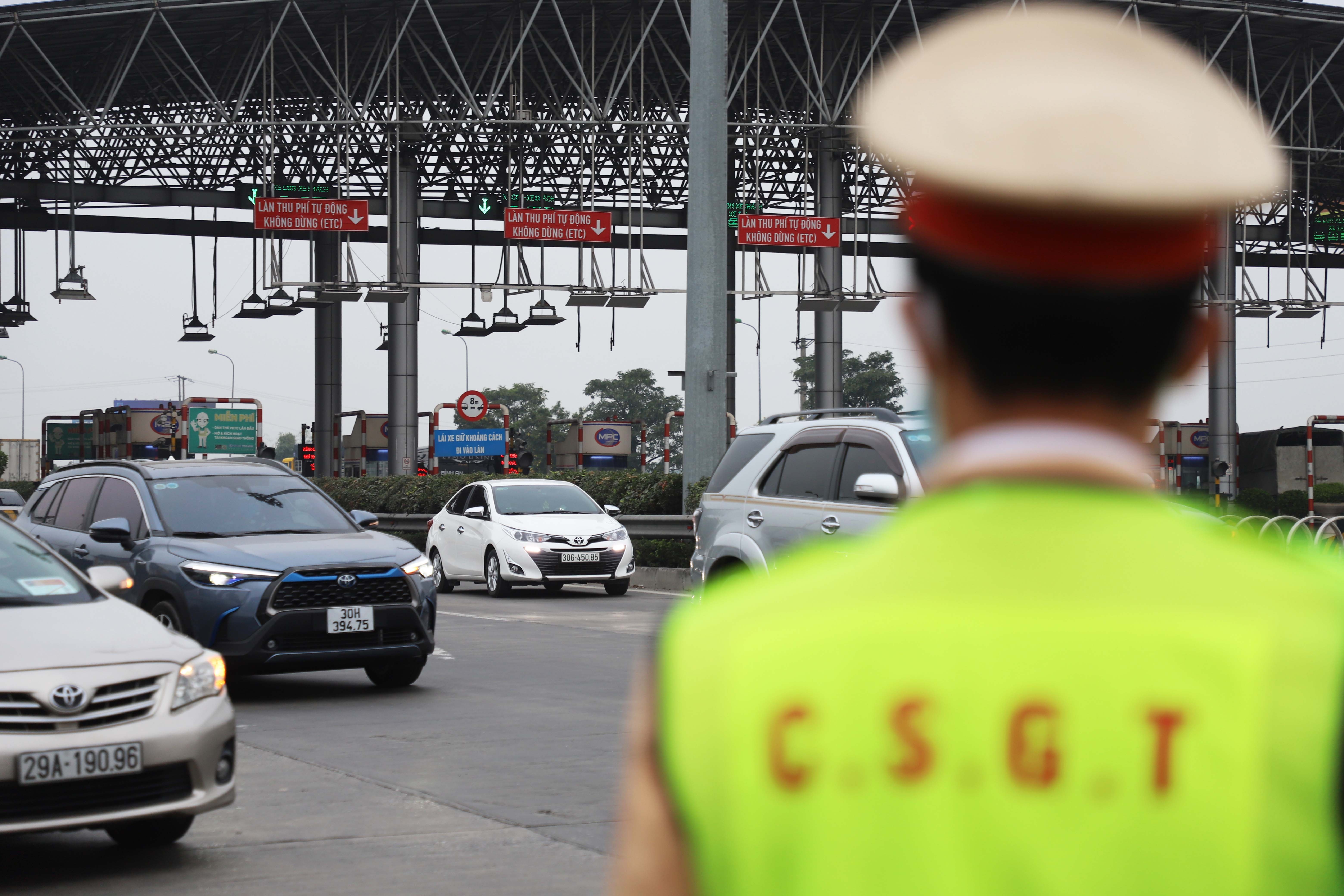 Phat xe di vao lan ETC anh 1