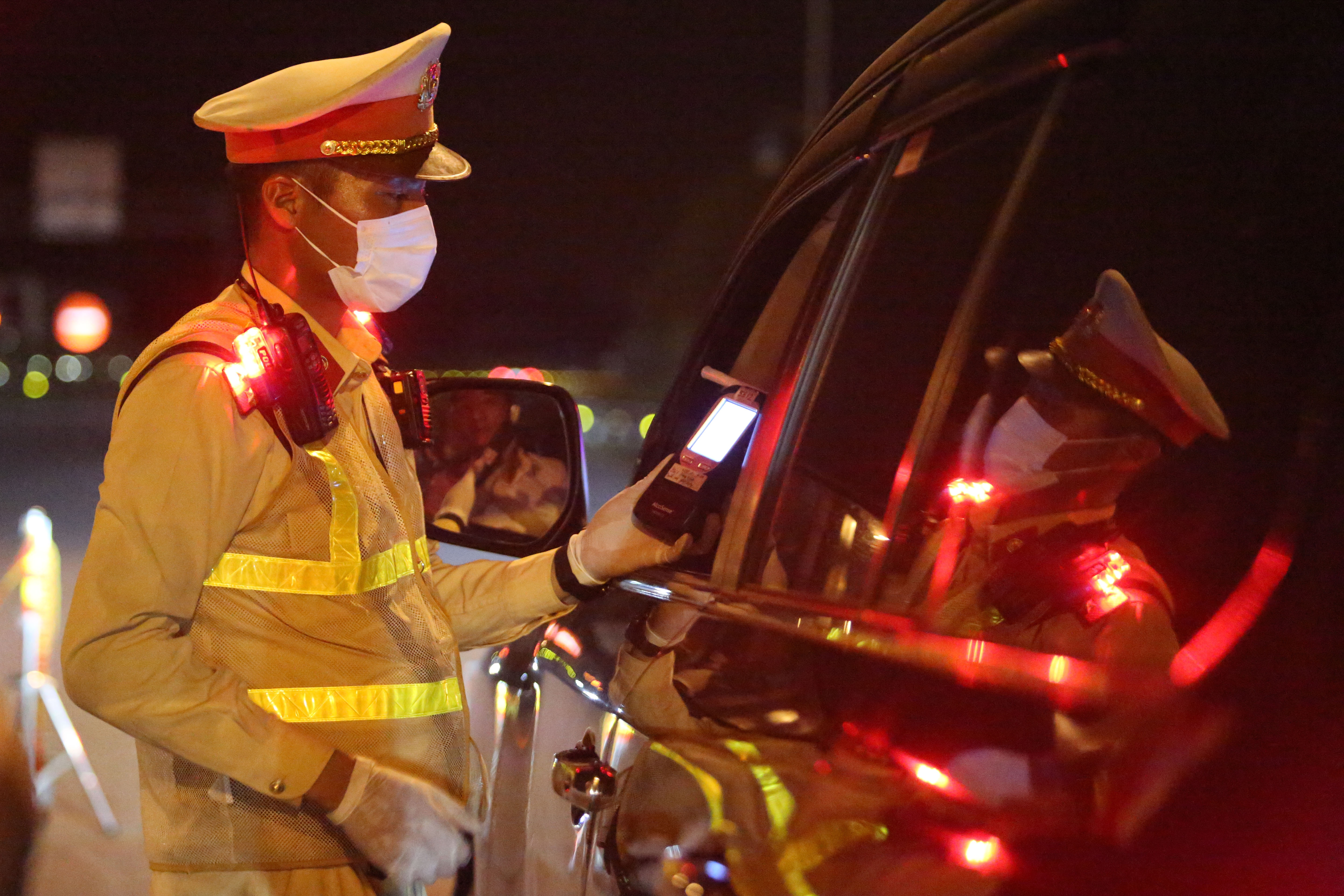 Hon 800 tai xe vi pham nong do con trong ky nghi Tet Duong lich 2022 hinh anh