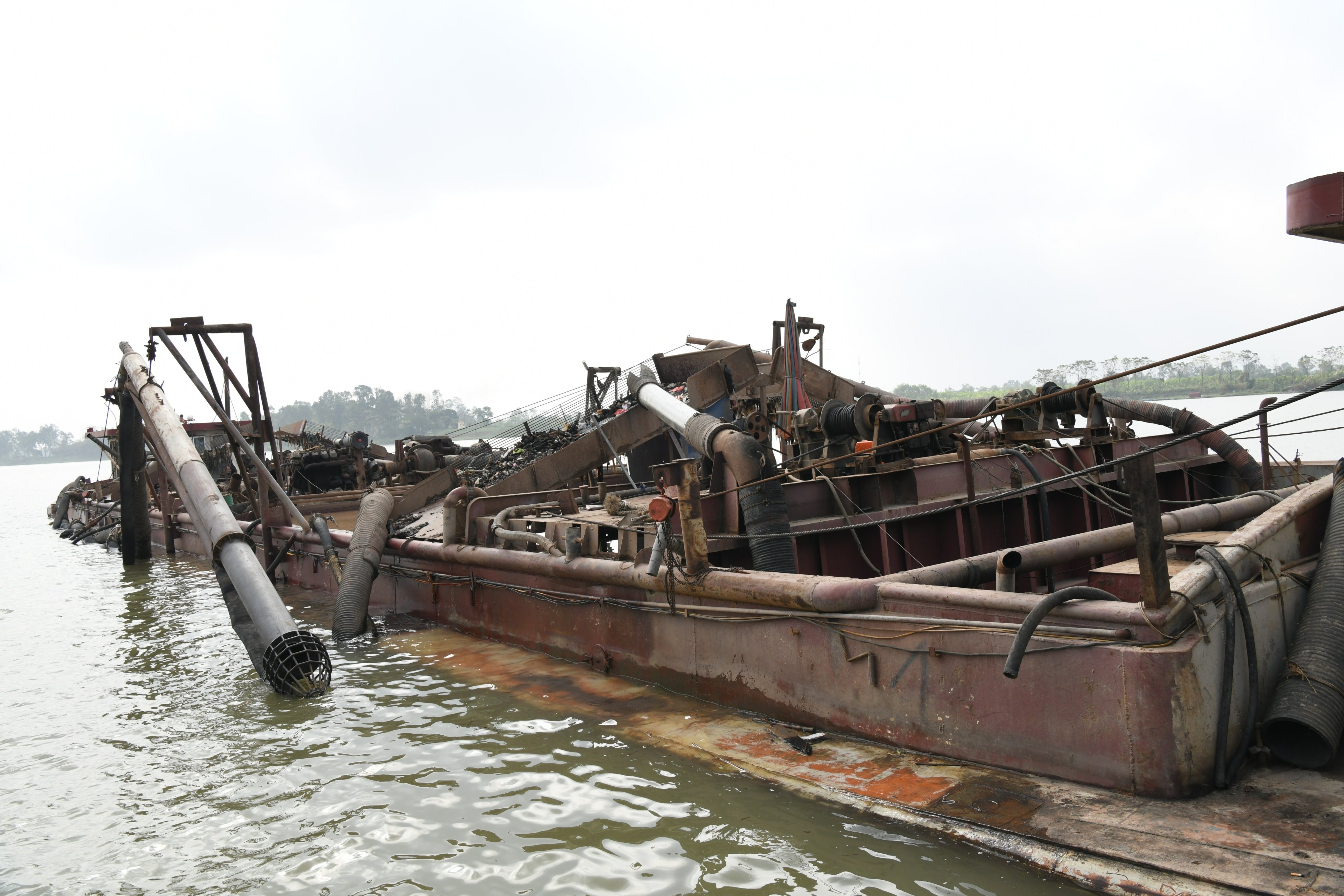 Tam giu 55 nguoi va 14 tau khai thac cat trai phep tren song Hong hinh anh