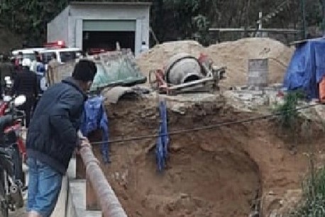 Lo dat khi dang thi cong ke, 2 nguoi chet hinh anh