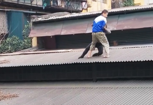 Canh nguoi dan ong pha cua so, cuu be gai khoi ngoi nha dang chay hinh anh