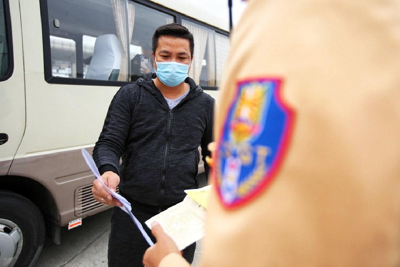 CSGT noi ve loi 'xe khong chinh chu' hinh anh