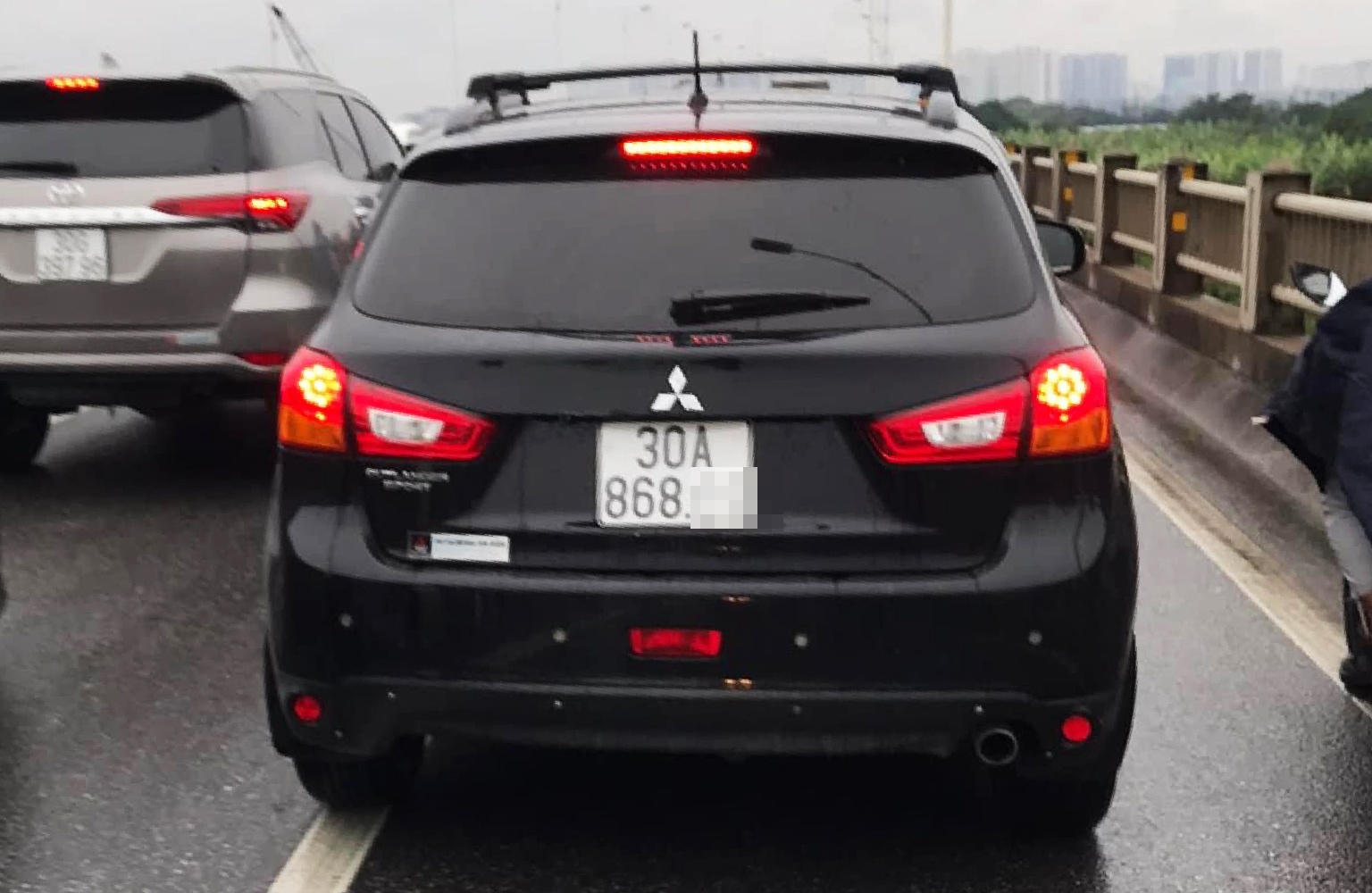 biển xanh đi sai làn cầu Vĩnh Tuy ảnh 2 bien xanh di sai lan cau Vinh Tuy anh 2