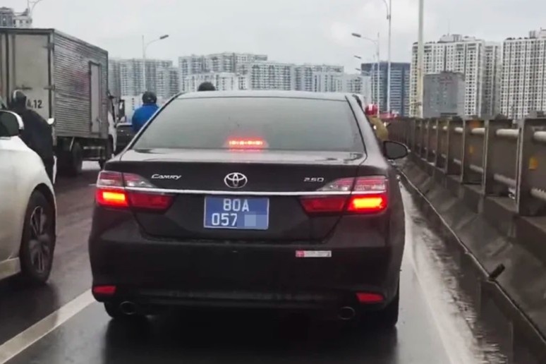 Cong an truy tim hang loat oto lan lan, gay un tac trong mua ret hinh anh