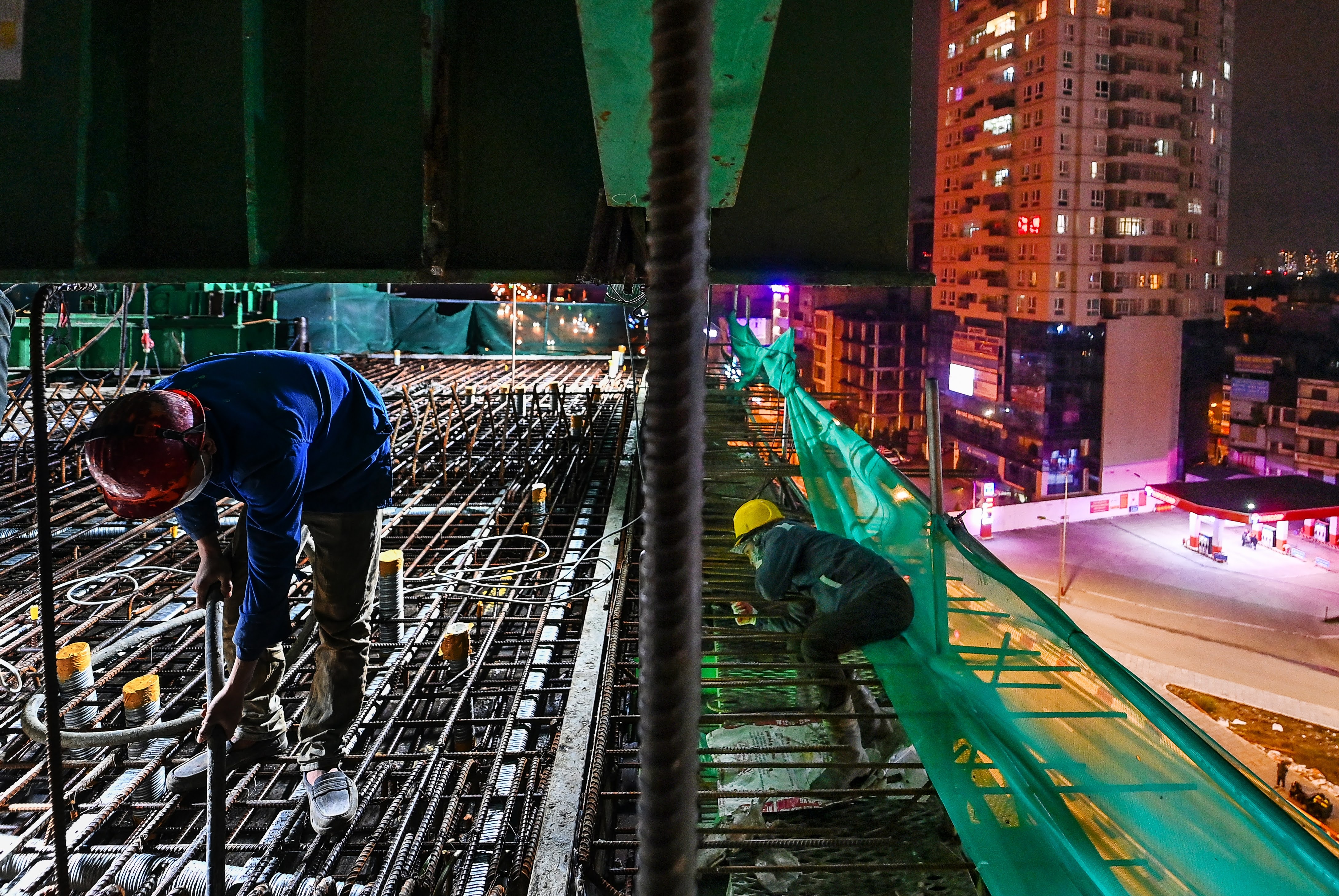 Trang dem lam viec tren dinh tru cau can hinh anh