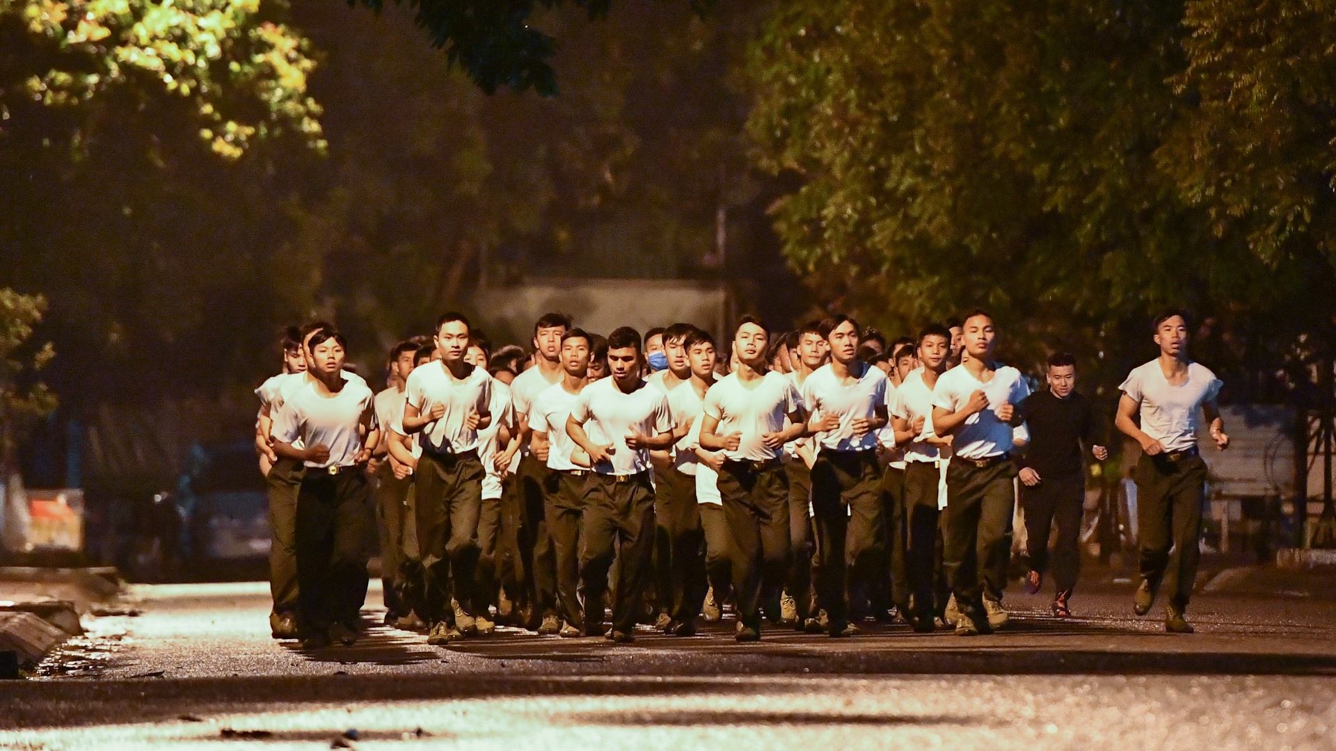 Nu sinh canh sat buoi hoc cuoi nam anh 4