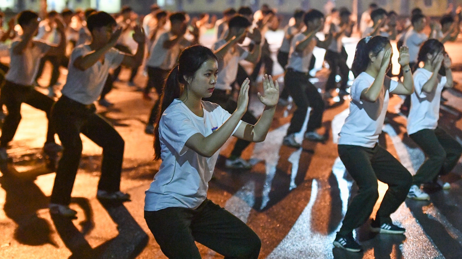 Nu sinh canh sat buoi hoc cuoi nam anh 6