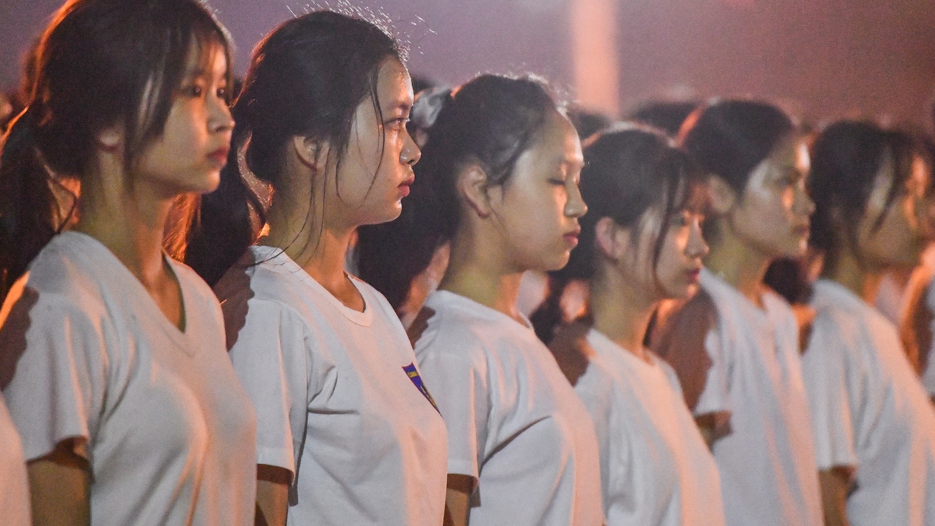 Nu sinh canh sat buoi hoc cuoi nam anh 25