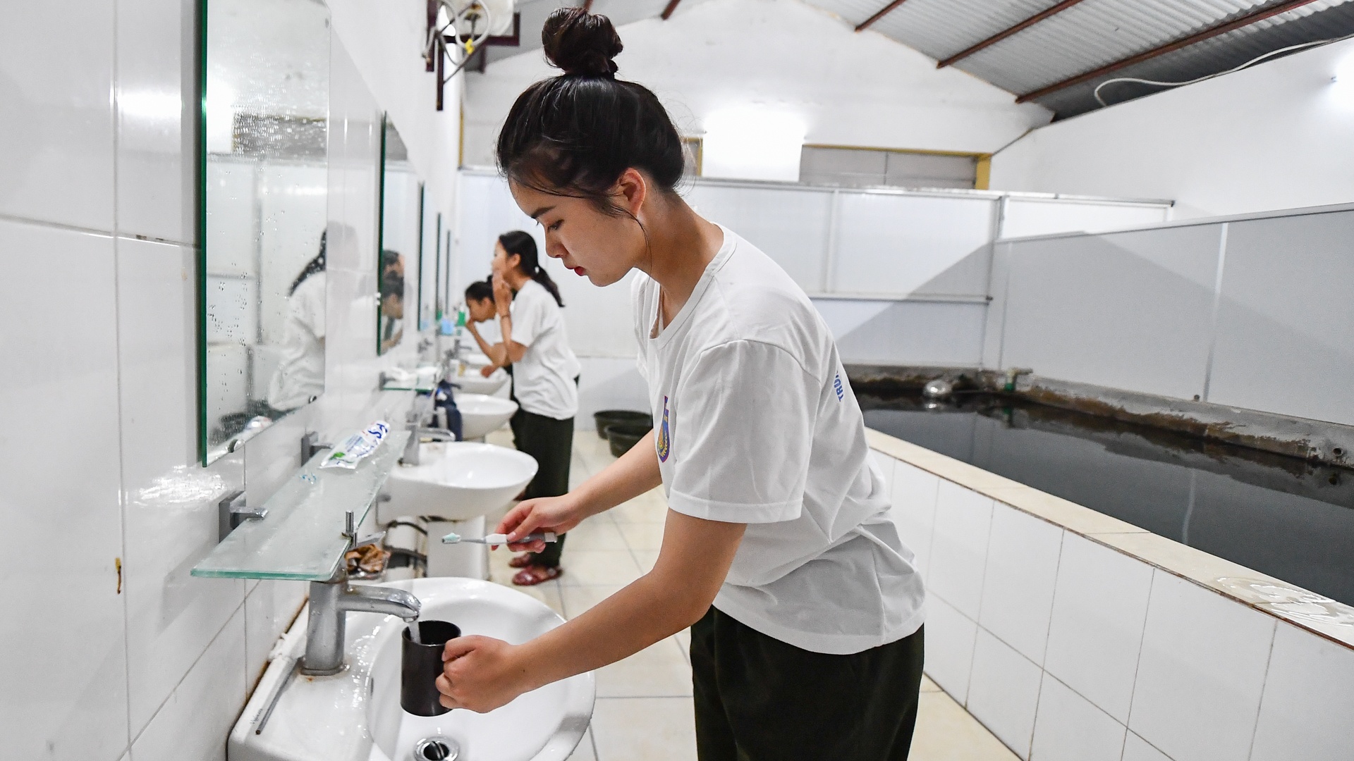 Nu sinh canh sat buoi hoc cuoi nam anh 7