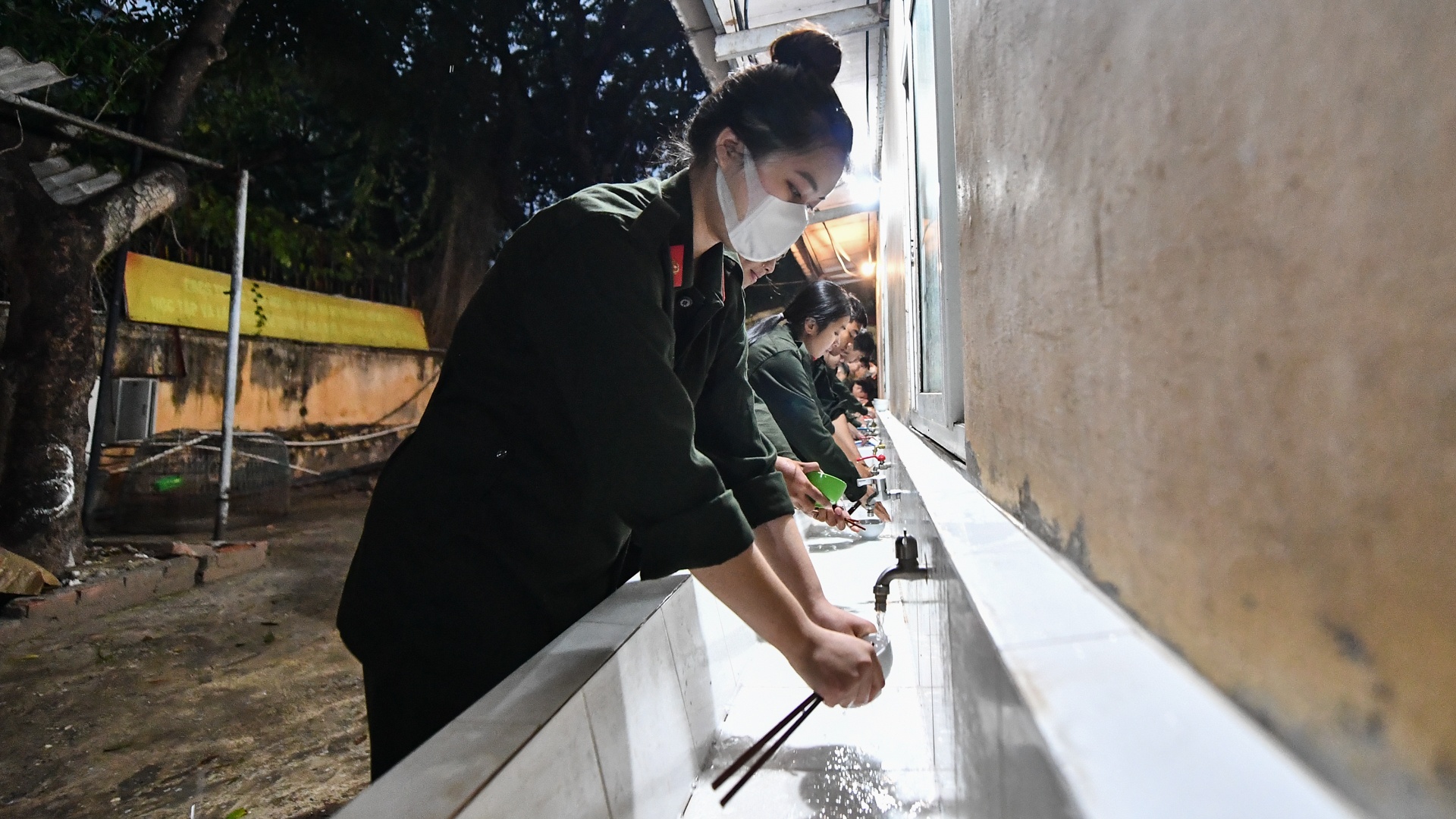 Nu sinh canh sat buoi hoc cuoi nam anh 10