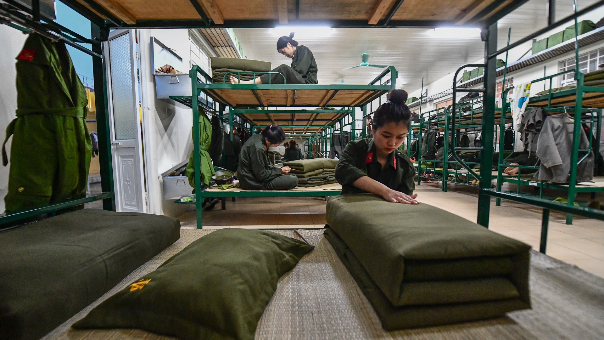 Nu sinh canh sat buoi hoc cuoi nam anh 8