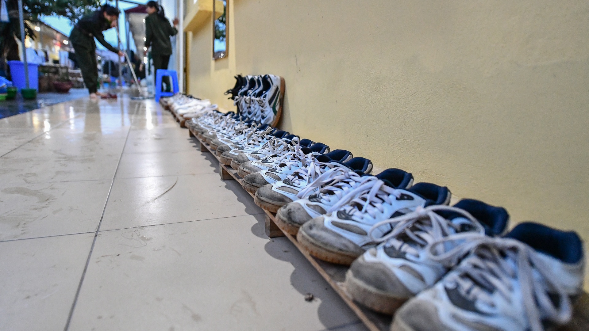 Nu sinh canh sat buoi hoc cuoi nam anh 9