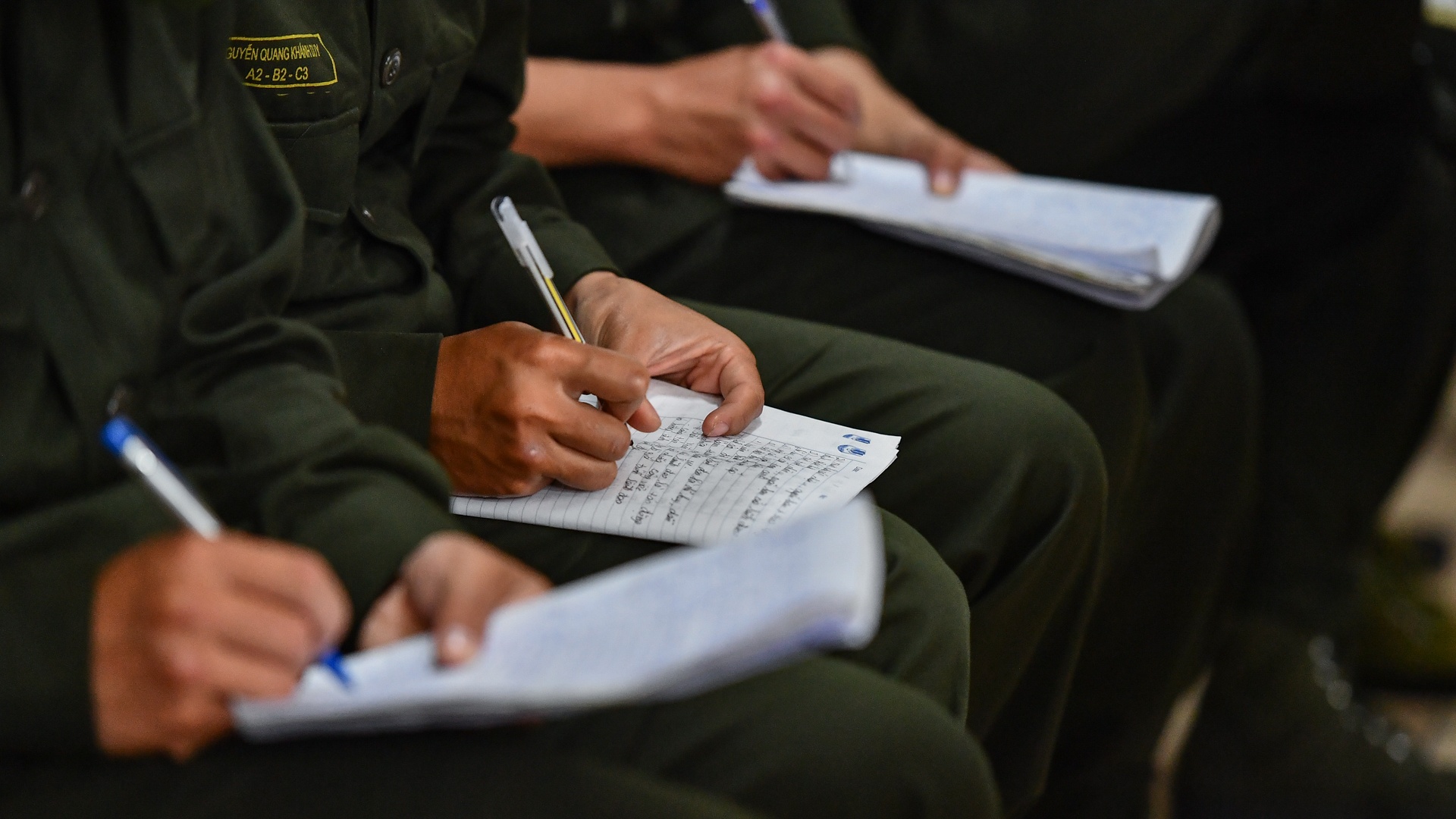 Nu sinh canh sat buoi hoc cuoi nam anh 11