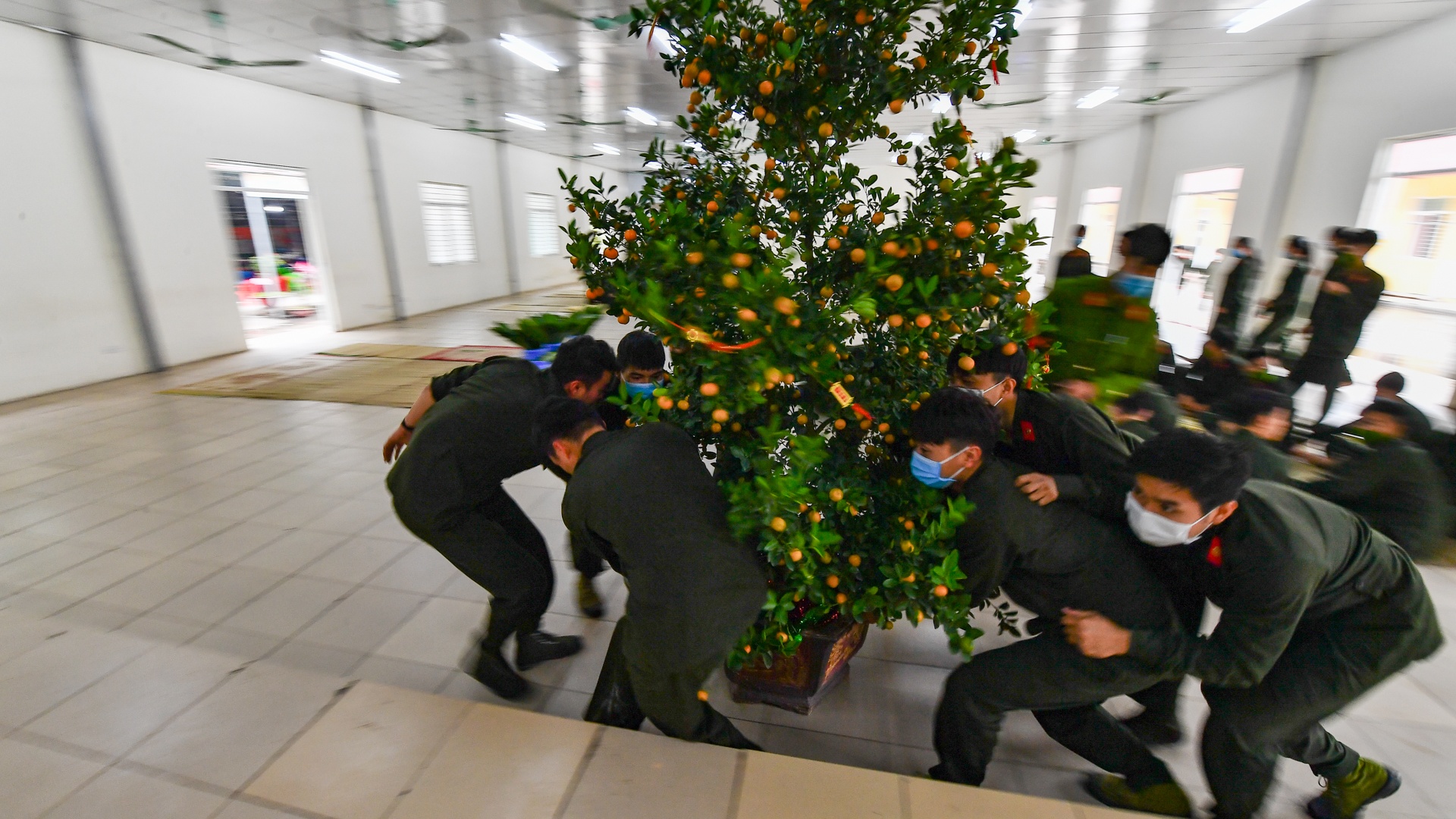 Nu sinh canh sat buoi hoc cuoi nam anh 19