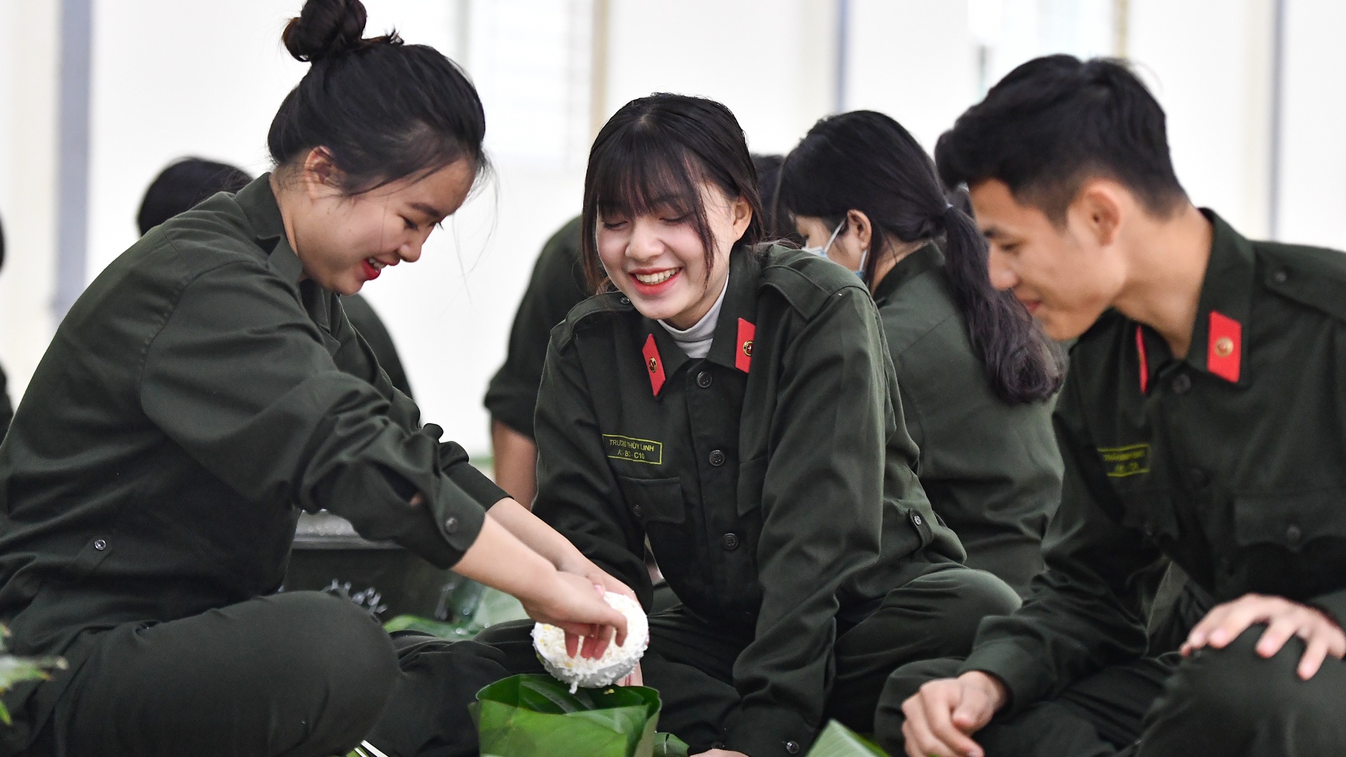 Nu sinh canh sat buoi hoc cuoi nam anh 18