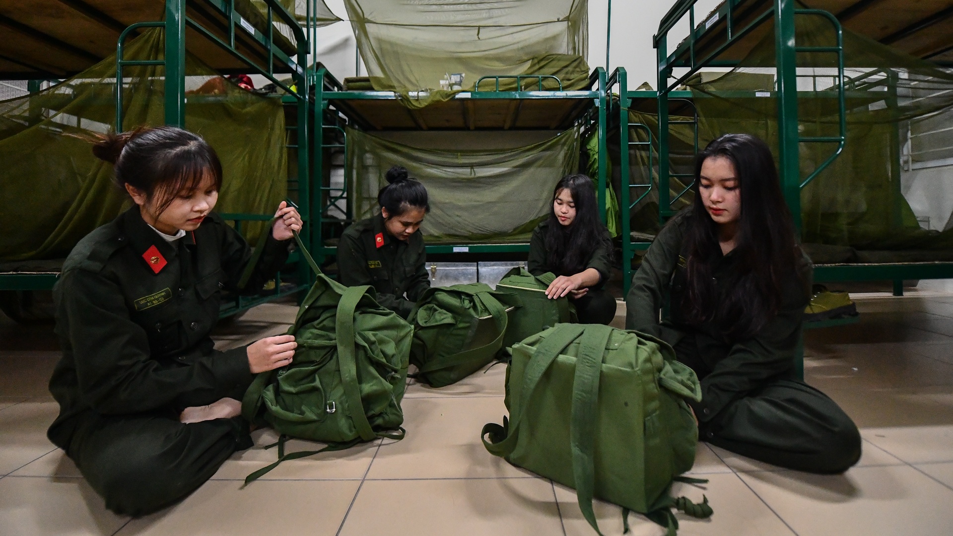 Nu sinh canh sat buoi hoc cuoi nam anh 23