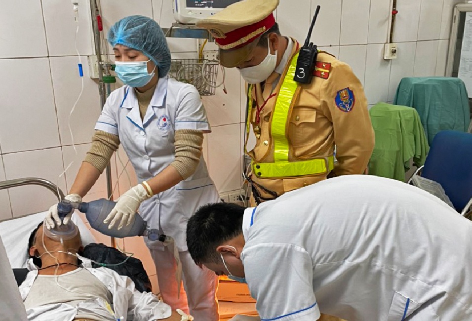 Cuu kip thoi tai xe bat tinh trong oto do tren cao toc hinh anh