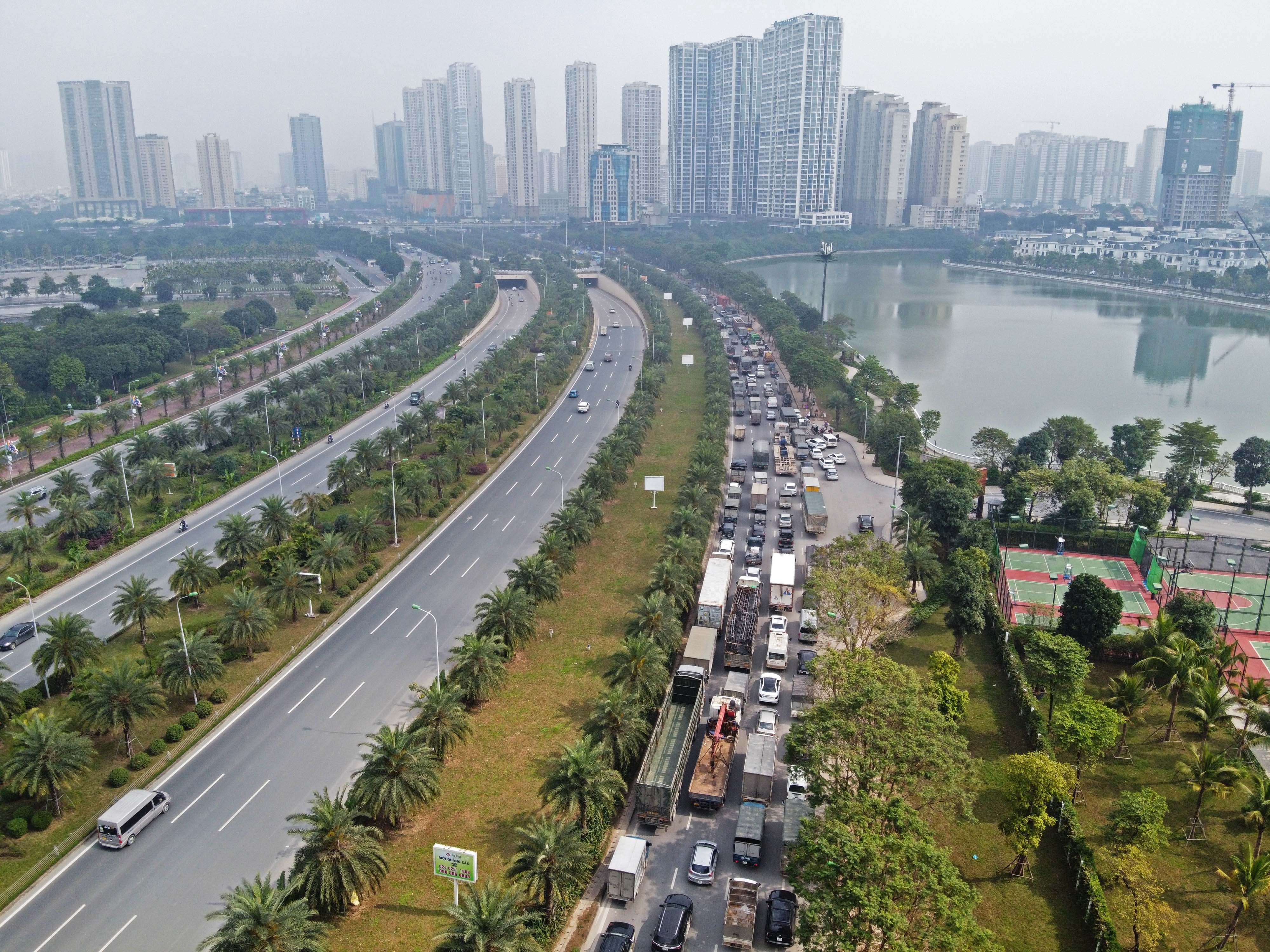 Giao thong cua ngo phia tay Ha Noi te liet tu sang den trua hinh anh