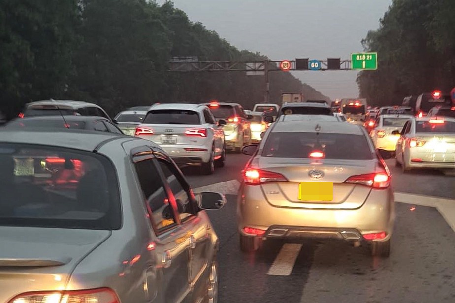 5 oto tong lien hoan, cua ngo Ha Noi un tac tu sang som hinh anh