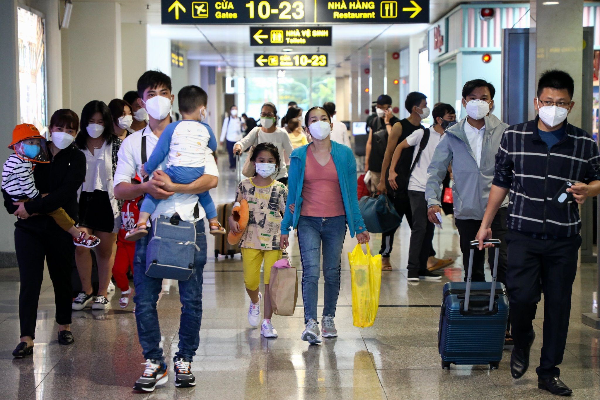 San bay Tan Son Nhat phuc vu hon 68.000 luot hanh khach ngay 30/1 hinh anh