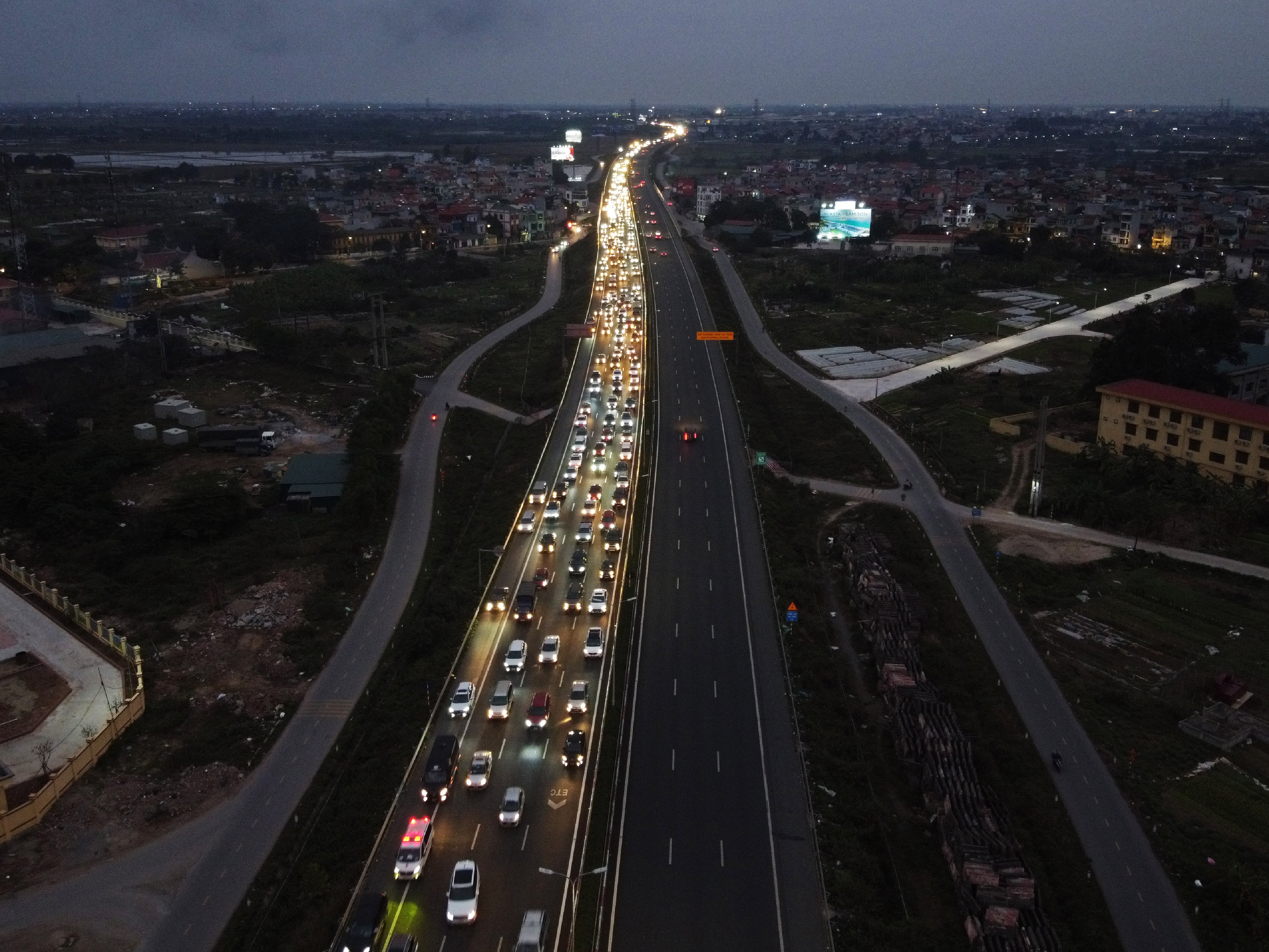 Tac cao toc Phap Van anh 2