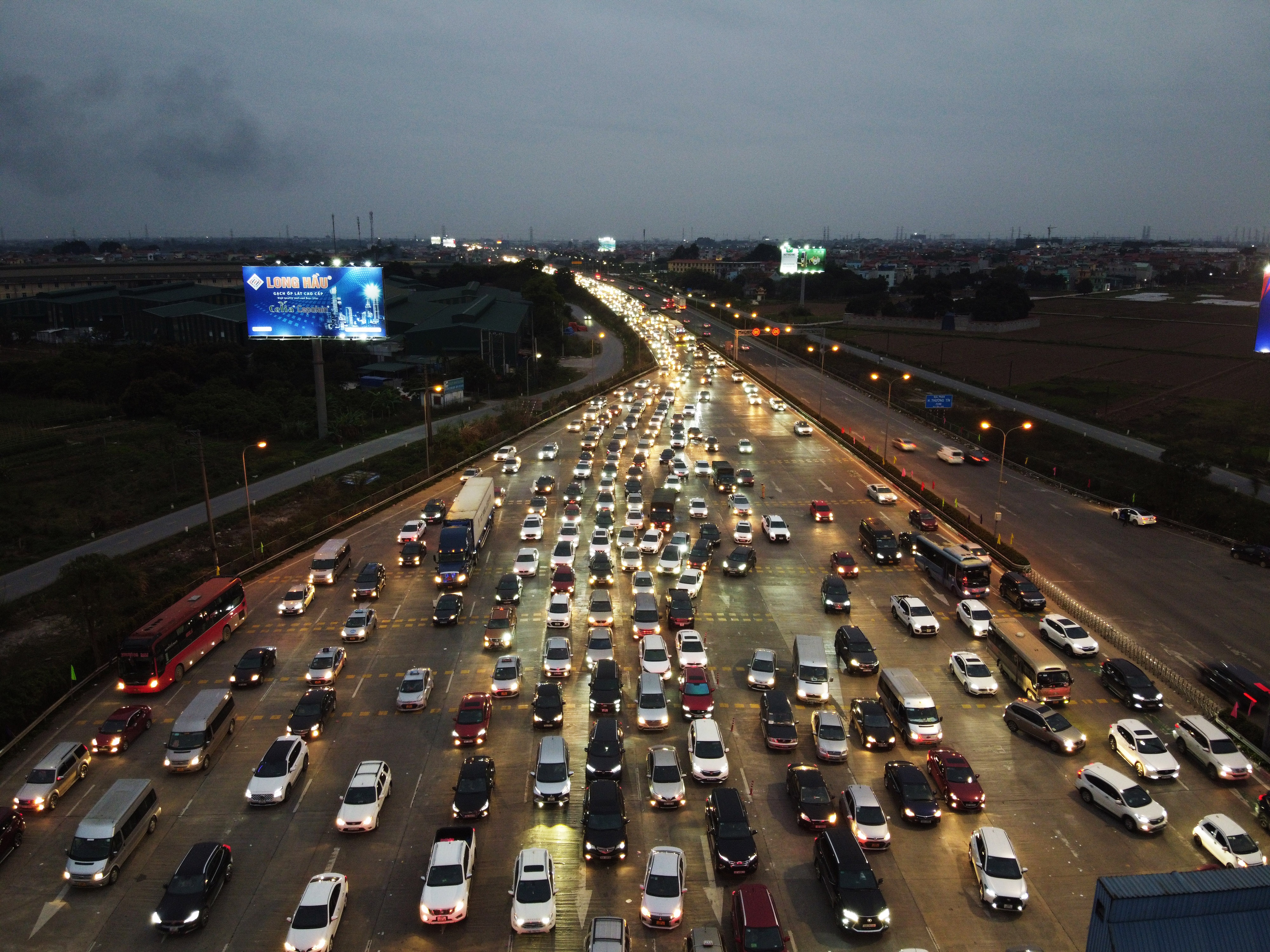 Cao toc Phap Van - Cau Gie un u 2 km chieu mung 3 Tet hinh anh