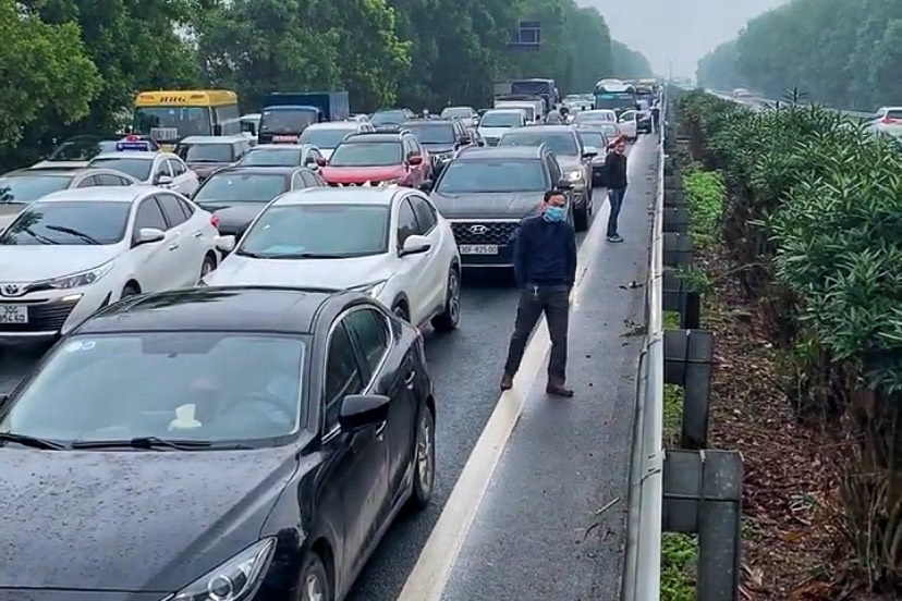 3 oto tong lien hoan, cao toc Ha Noi - Ninh Binh ket cung hinh anh