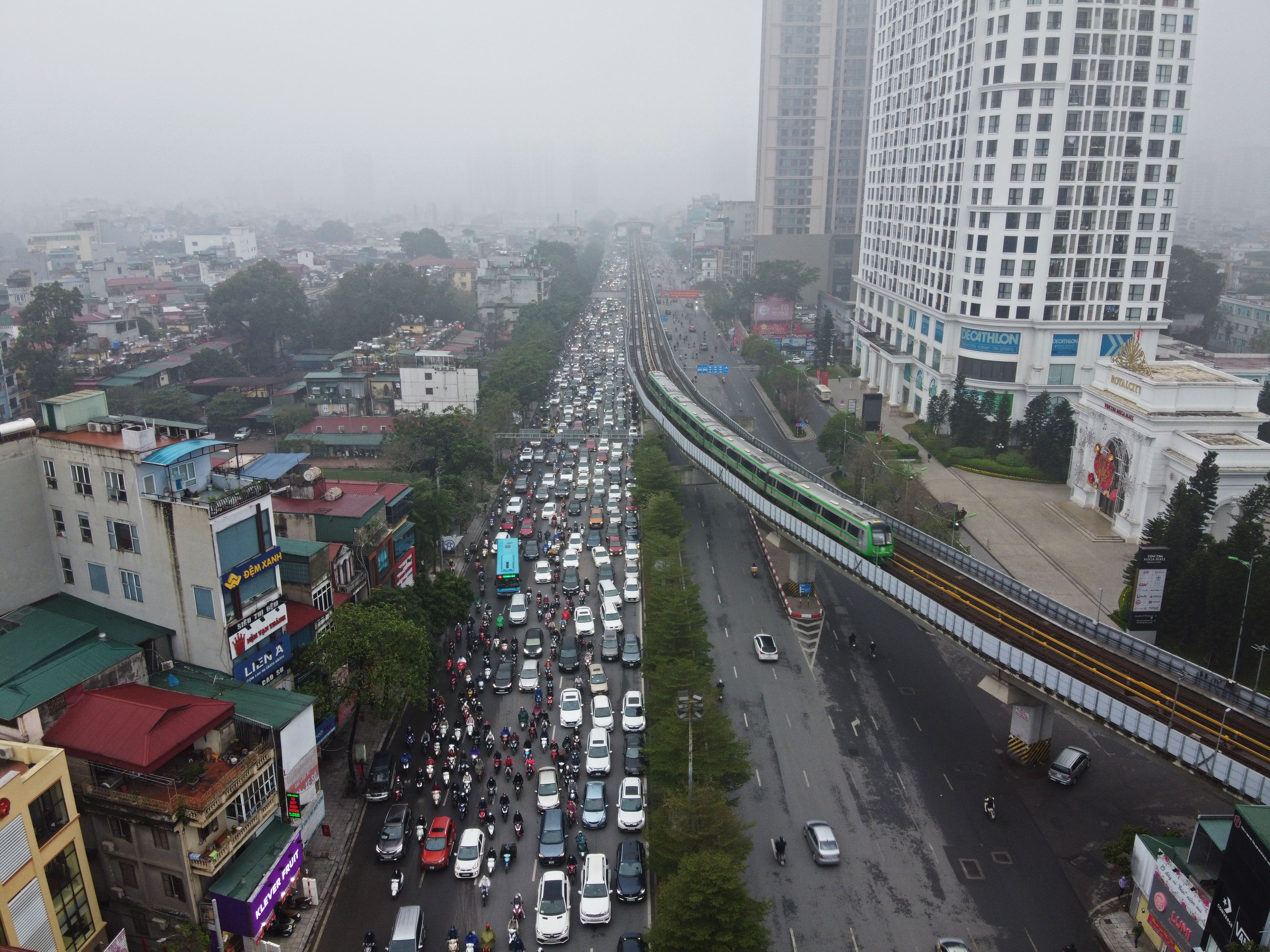 Duong pho Ha Noi ket cung ngay dau nguoi dan di lam sau Tet hinh anh