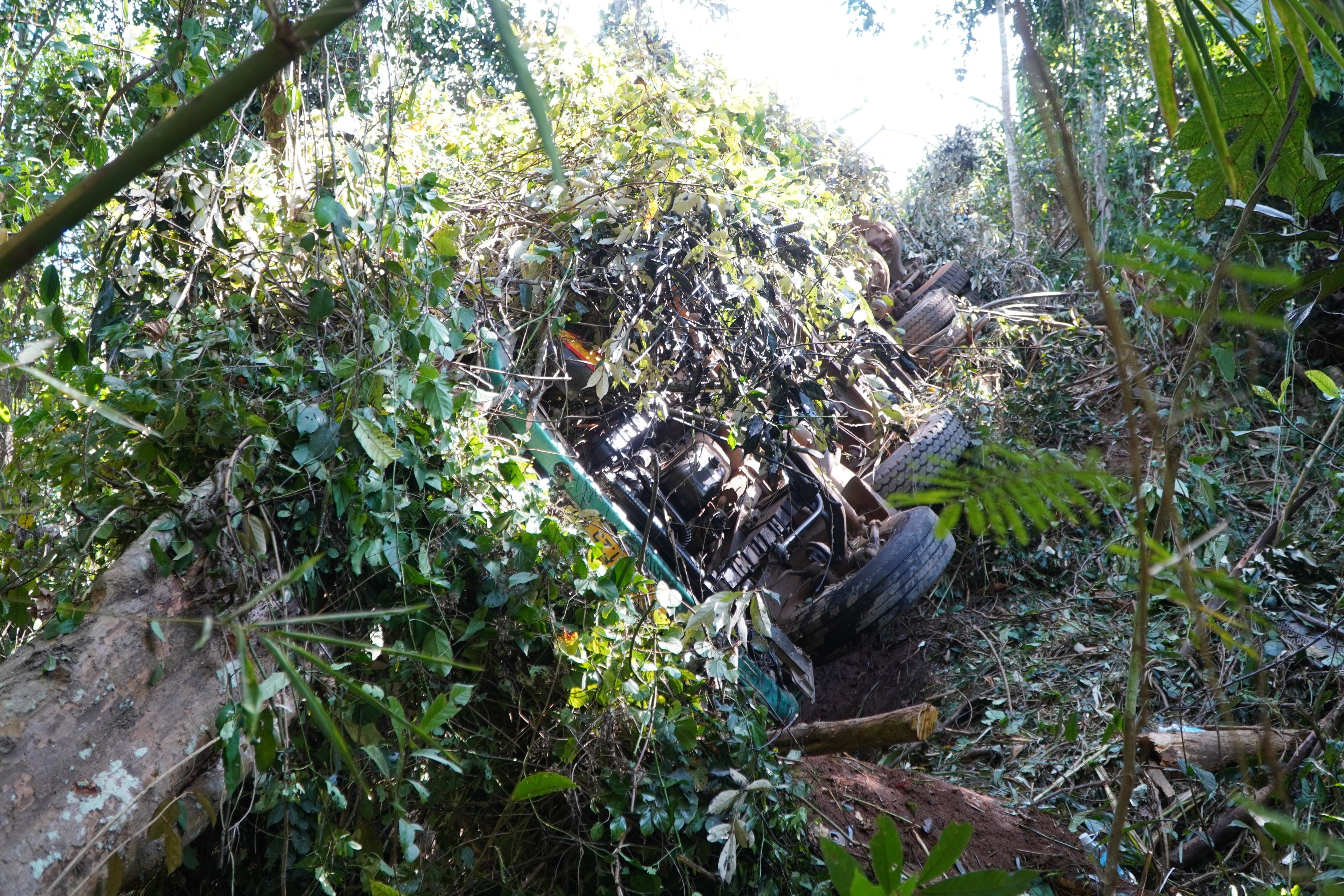 Xe tai lao xuong vuc 6 nguoi chet anh 2