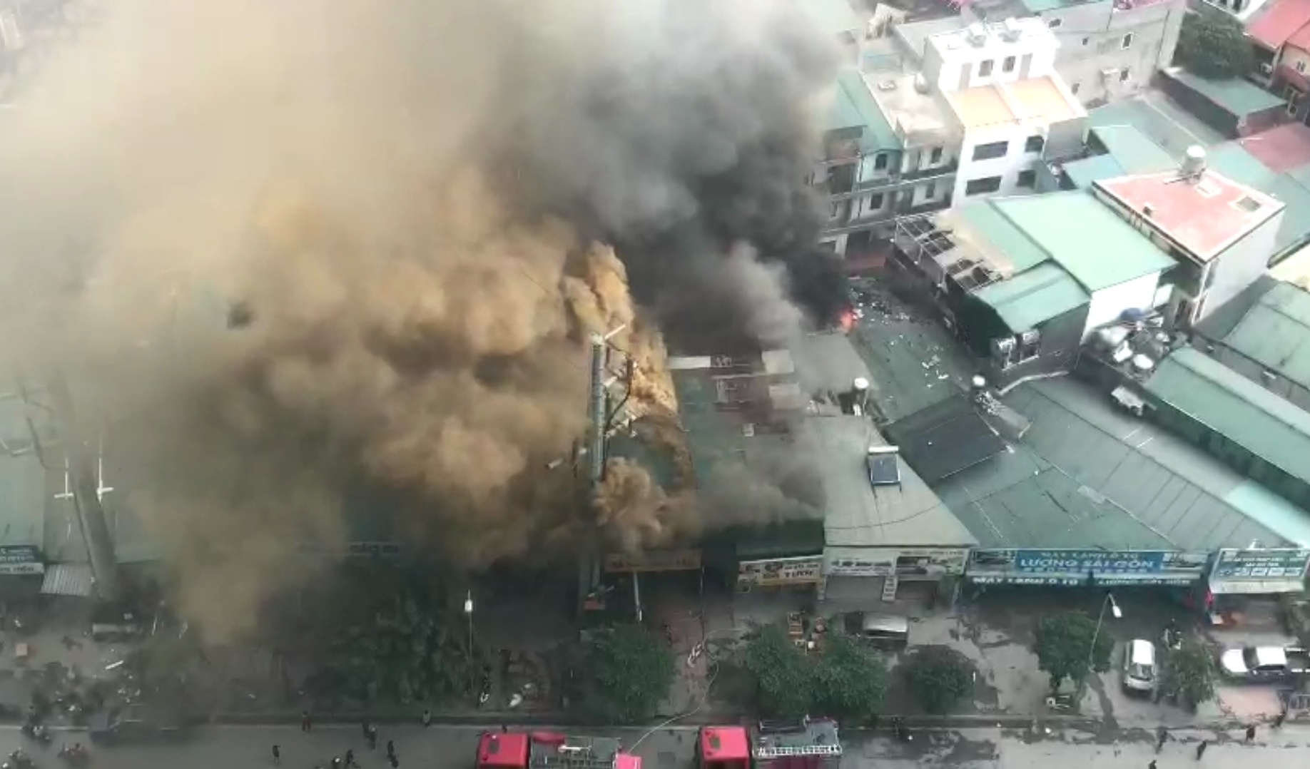 Chay nha luc giua trua anh 1