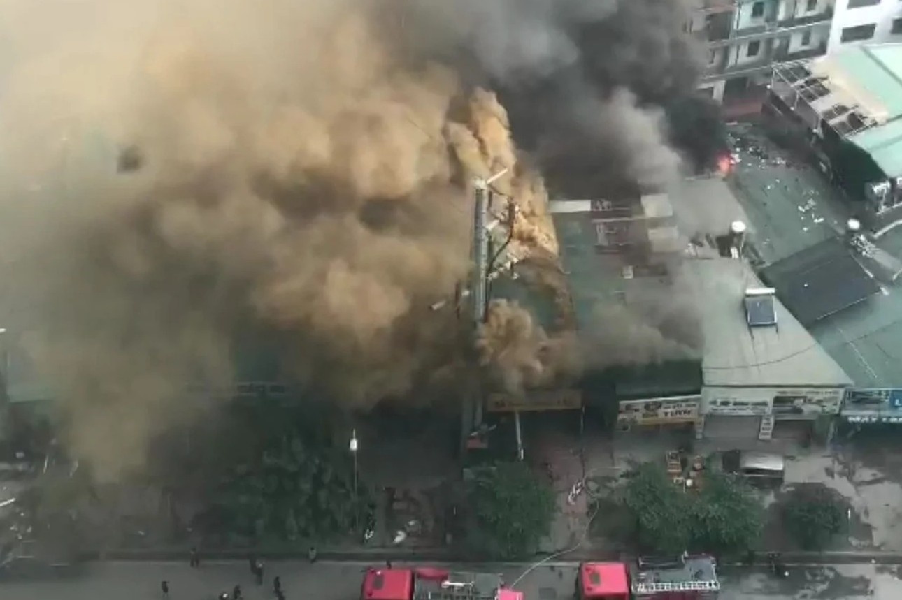 Hoa hoan giua trua, nhieu ngoi nha o Ha Noi bi thieu rui hinh anh