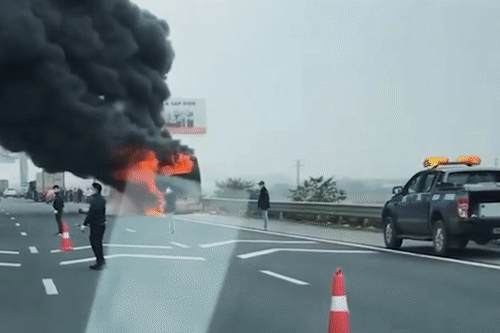 Xe giuong nam boc chay tren cao toc, 10 nguoi thoat chet hinh anh