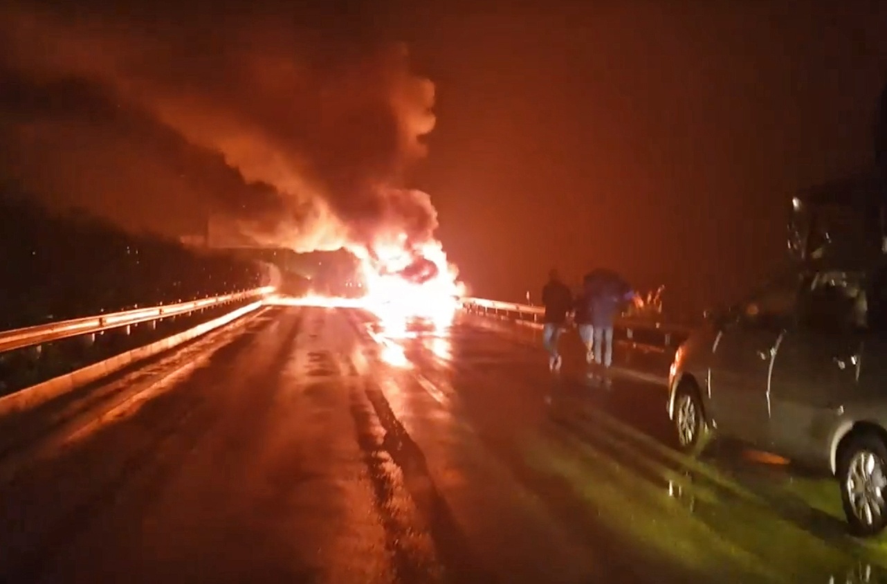 Chay xe cao toc noi bai lao cai anh 1