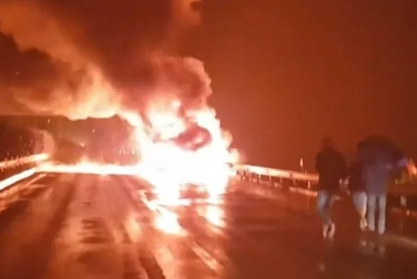 Xe tai boc chay luc rang sang tren cao toc hinh anh