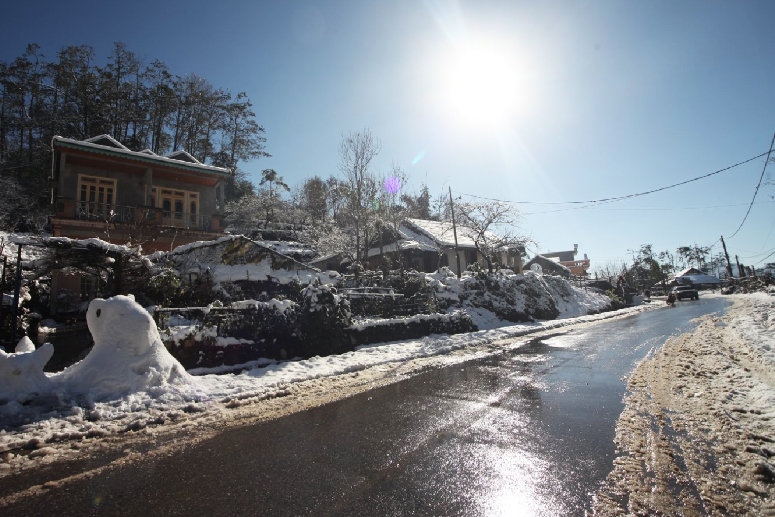 CSGT khuyen cao viec di chuyen khi mat duong phu bang tuyet hinh anh