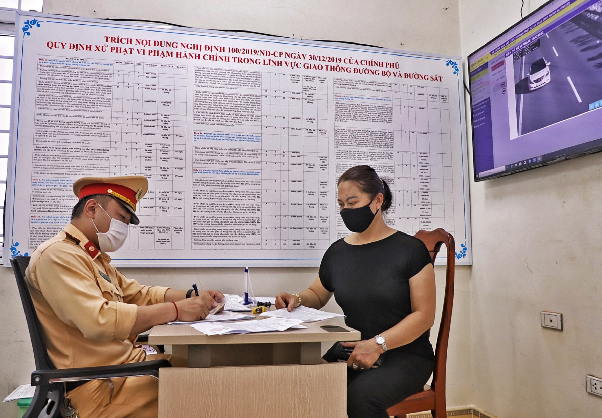 di hang tram km de nop phat nguoi anh 1