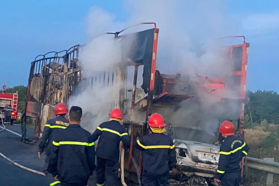 Xe Mercedes, VinFast chay rui tren thung oto tai hinh anh